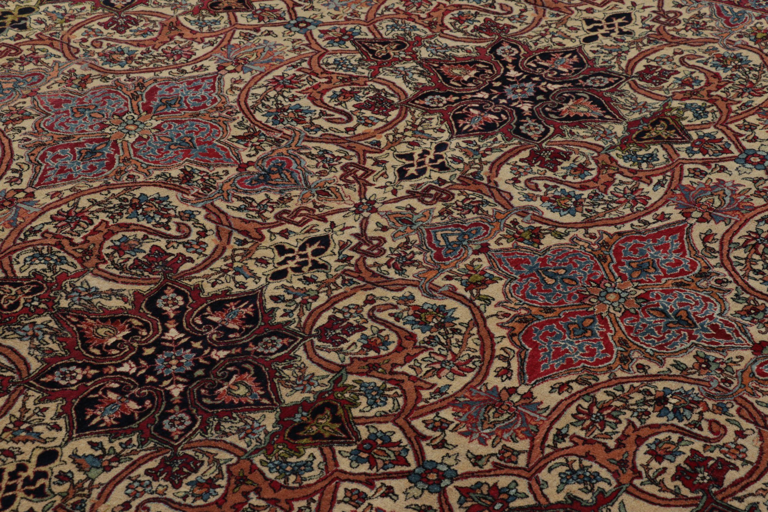 Antiker persischer Isfahan-Teppich in Rot, Beige und Blau mit Blumenmuster (Kelim) im Angebot