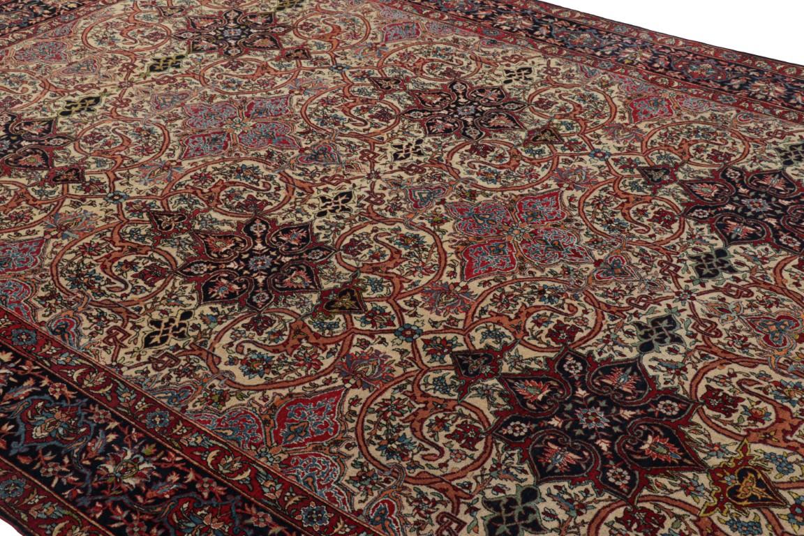 Dieser handgeknüpfte Wollteppich in der Größe 8x12 aus den neuesten Erwerbungen von Rug & Kilim stammt aus der Zeit um 1920-1930 und verkörpert den Stil des Isfahan-Teppichs, der unter den traditionellen Perserteppichen für seine Komplexität und