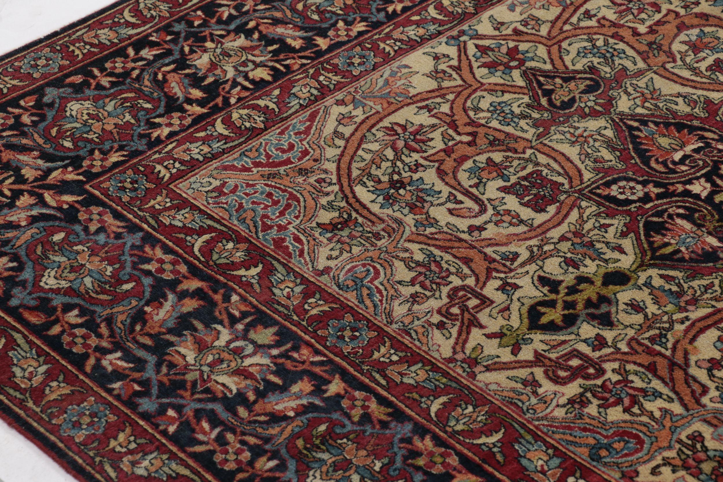 Antiker persischer Isfahan-Teppich in Rot, Beige und Blau mit Blumenmuster (Handgeknüpft) im Angebot