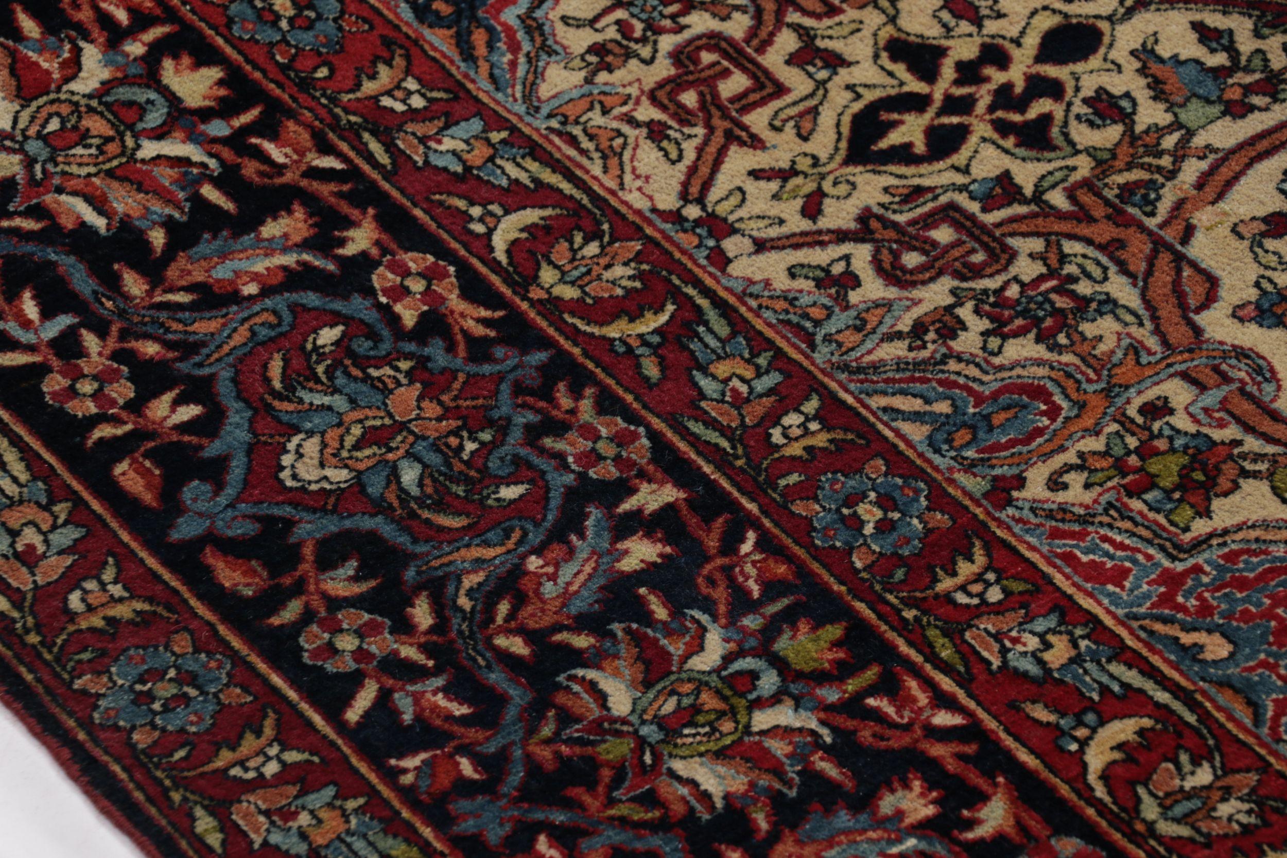 Antiker persischer Isfahan-Teppich in Rot, Beige und Blau mit Blumenmuster im Zustand „Gut“ im Angebot in Long Island City, NY