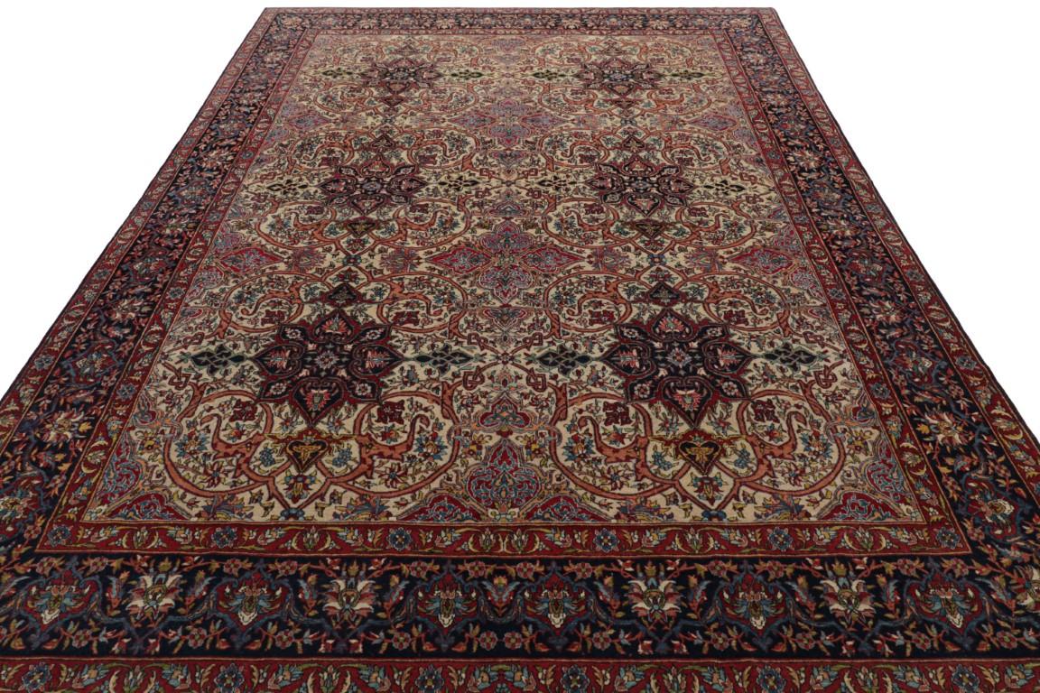 Antiker persischer Isfahan-Teppich in Rot, Beige und Blau mit Blumenmuster (Persisch) im Angebot