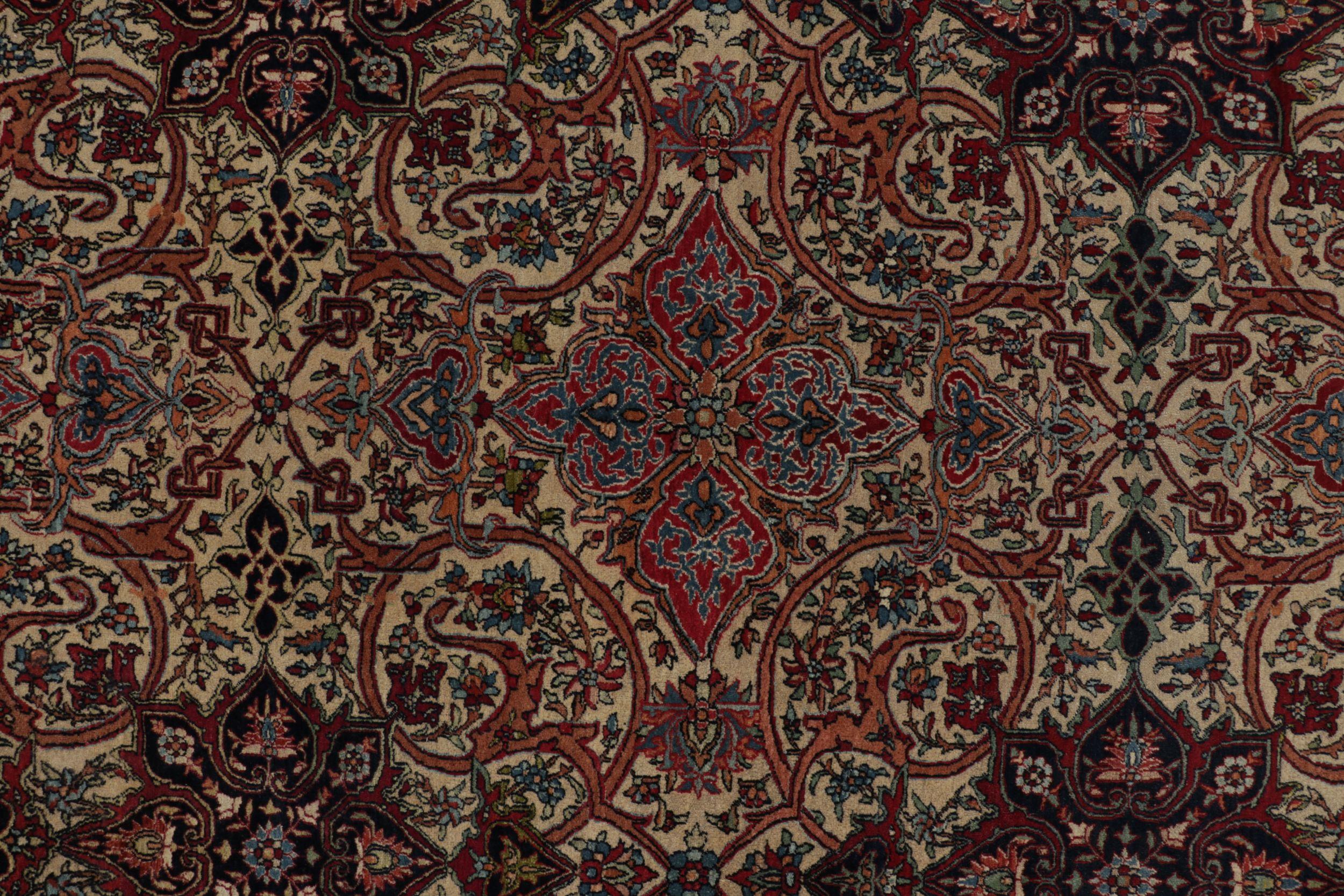 Antiker persischer Isfahan-Teppich in Rot, Beige und Blau mit Blumenmuster (Frühes 20. Jahrhundert) im Angebot