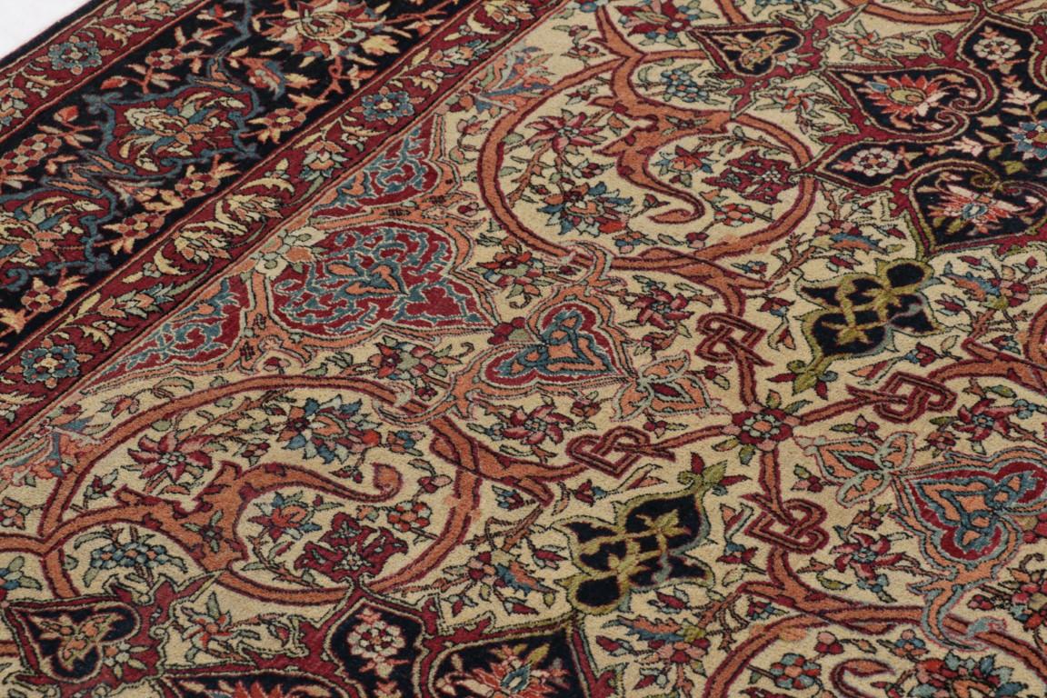 Antiker persischer Isfahan-Teppich in Rot, Beige und Blau mit Blumenmuster im Zustand „Gut“ im Angebot in Long Island City, NY