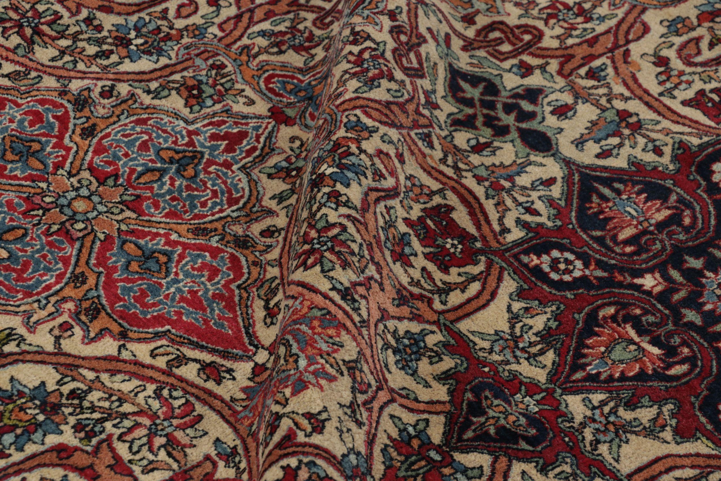 Antiker persischer Isfahan-Teppich in Rot, Beige und Blau mit Blumenmuster im Angebot 1