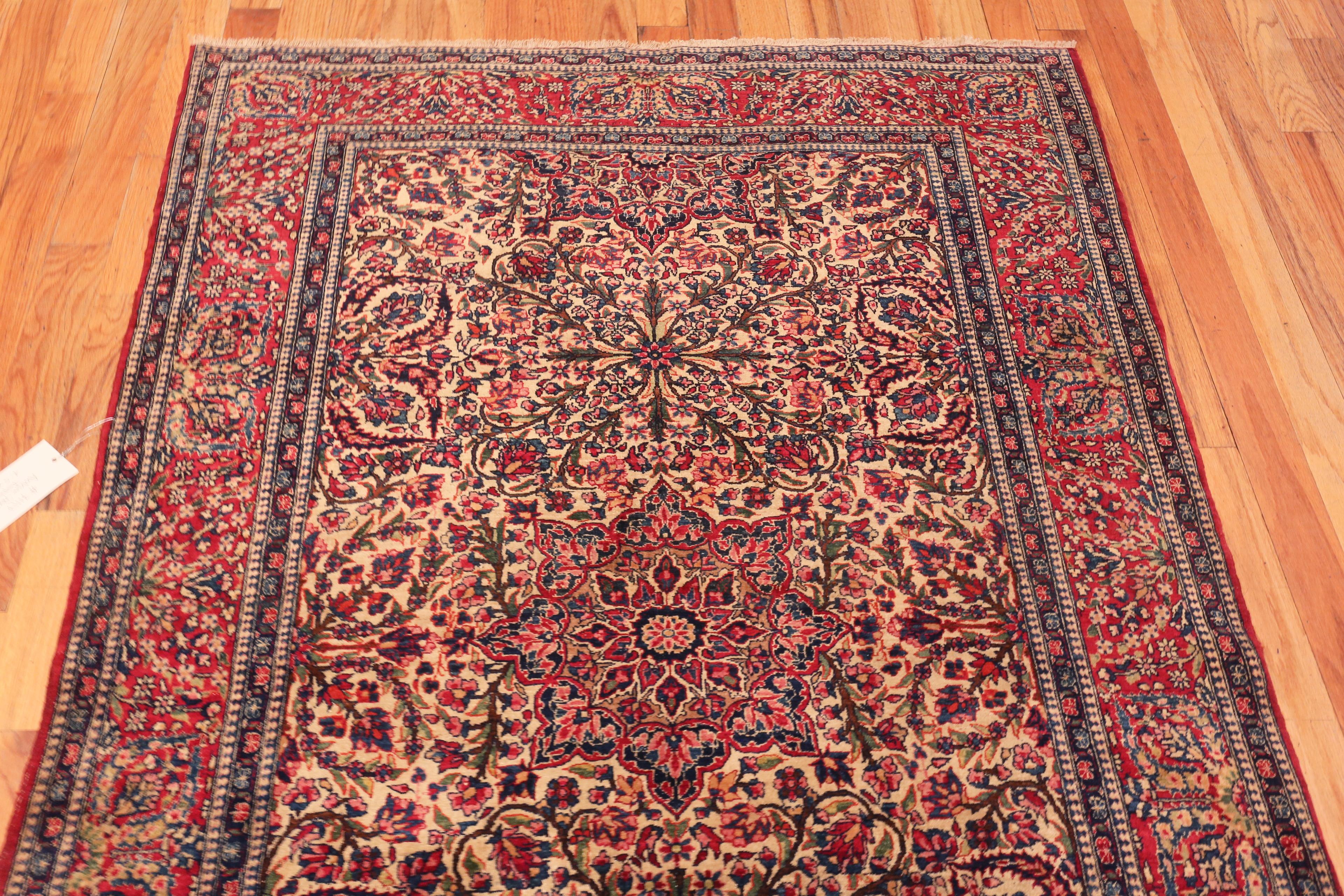 Tabriz Antique Persian Isfahan Rug. Size: 4 ft 5 in x 7 ft  For Sale