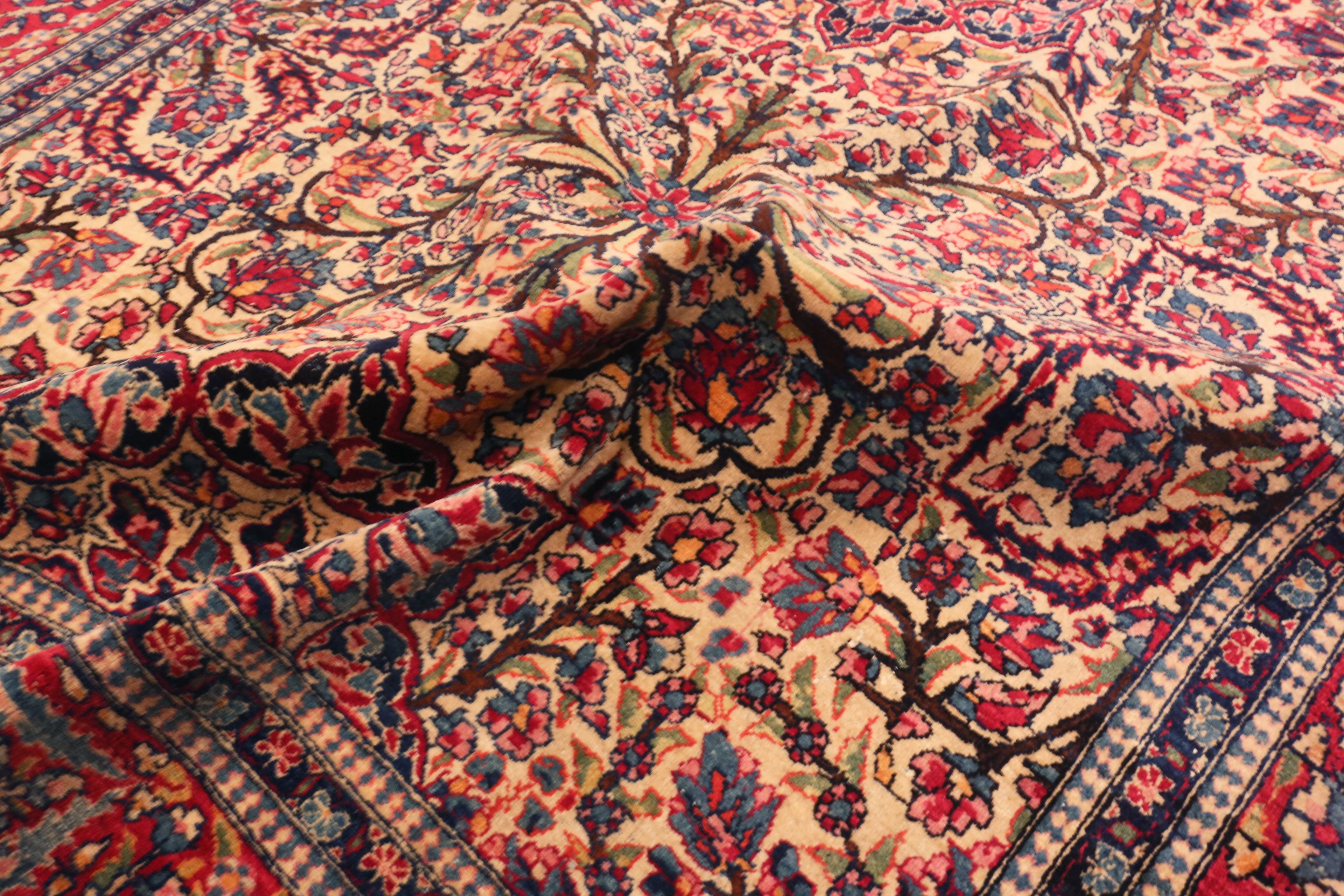 Hand-Knotted Antique Persian Isfahan Rug. Size: 4 ft 5 in x 7 ft  For Sale