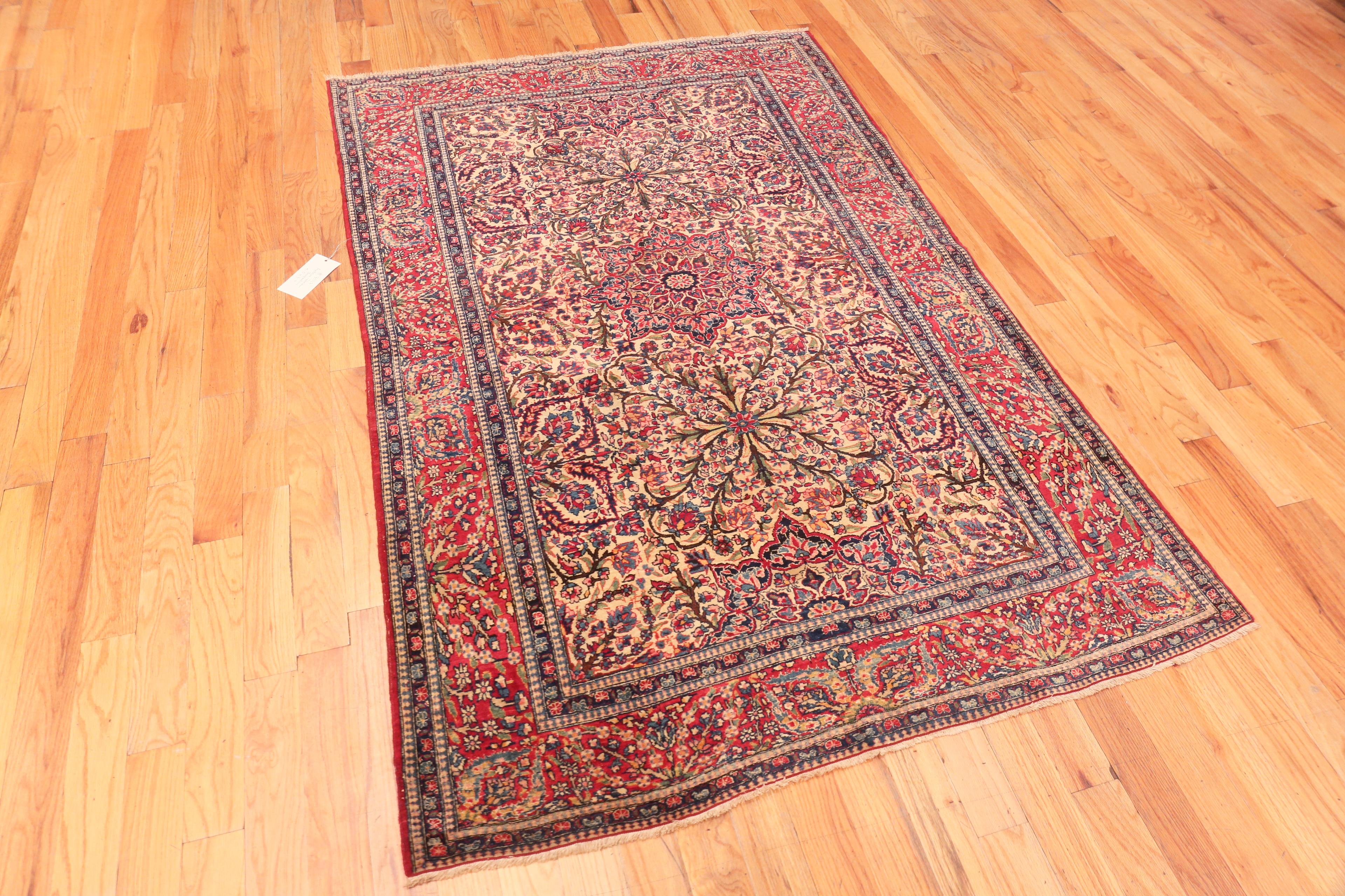 Antique Persian Isfahan Rug. Size: 4 ft 5 in x 7 ft  In Good Condition For Sale In New York, NY