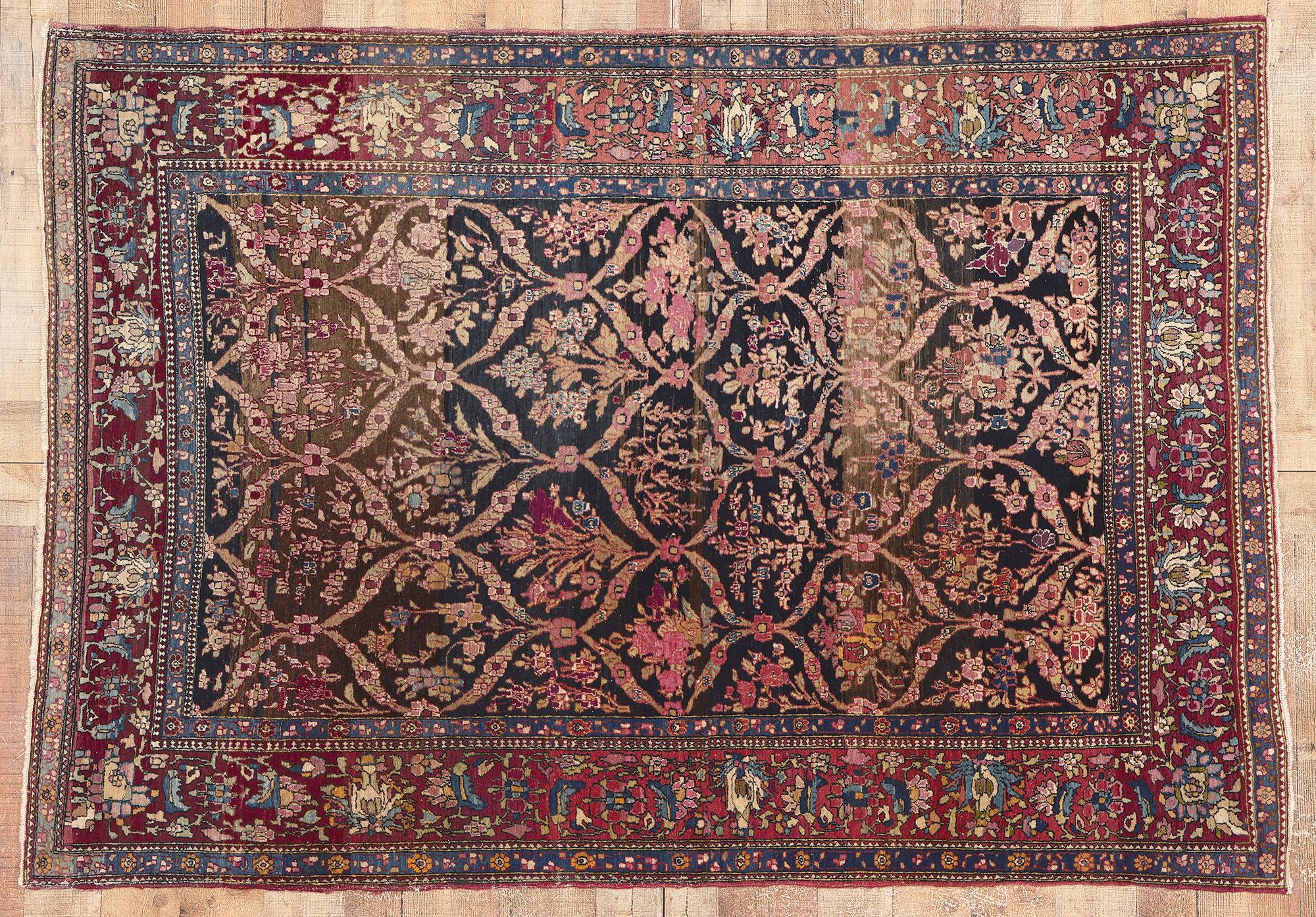 Tapis persan antique Isfahan, la décadence majestueuse rencontre le charme du vieux monde en vente 1