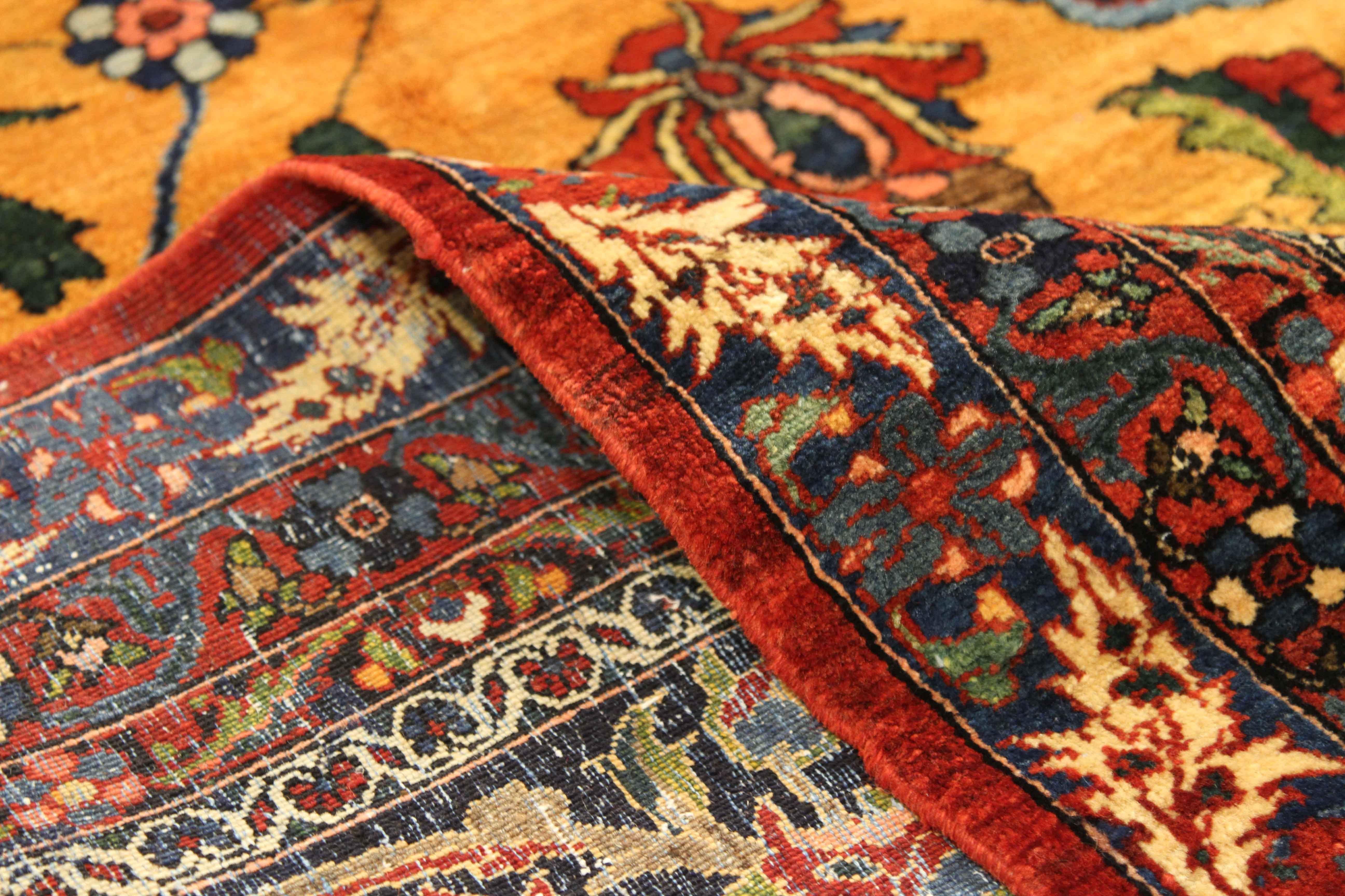 Antigua alfombra persa Isfahan con campo dorado y detalles florales, circa 1910s en venta 4