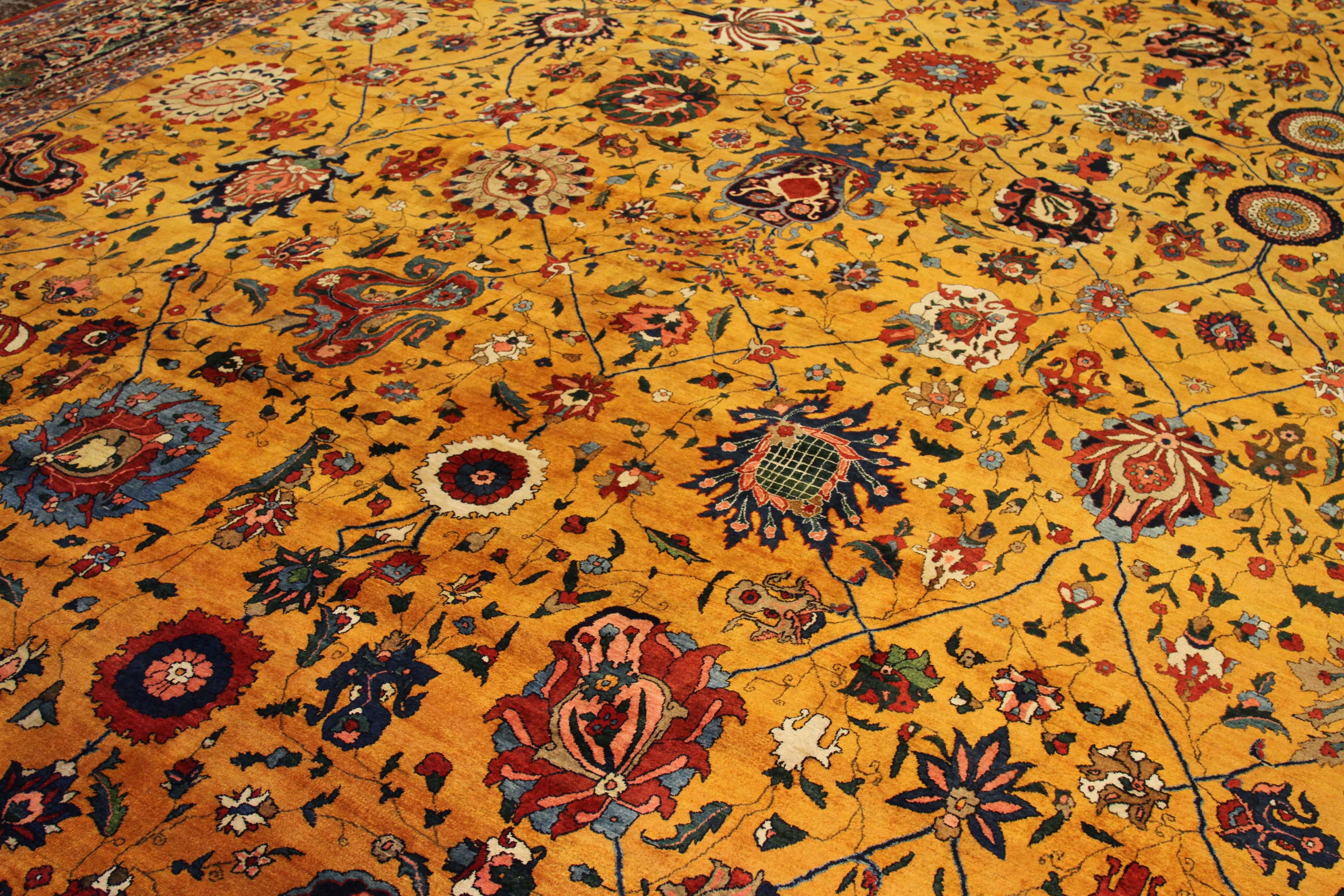 Antique Persian Isfahan Rug with Golden Field and Floral Details, circa 1910s In Excellent Condition For Sale In Dallas, TX