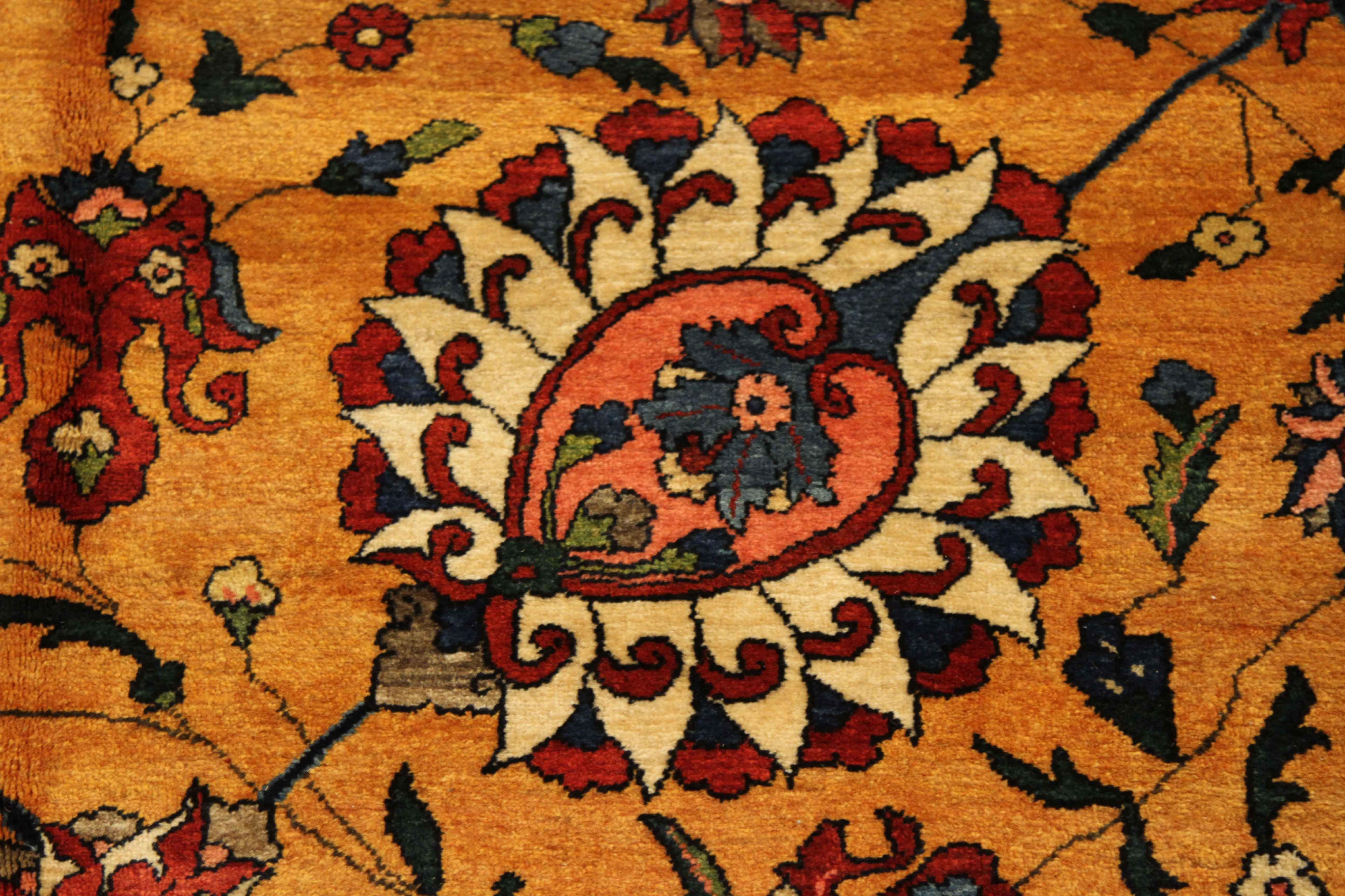 Antigua alfombra persa Isfahan con campo dorado y detalles florales, circa 1910s Lana en venta