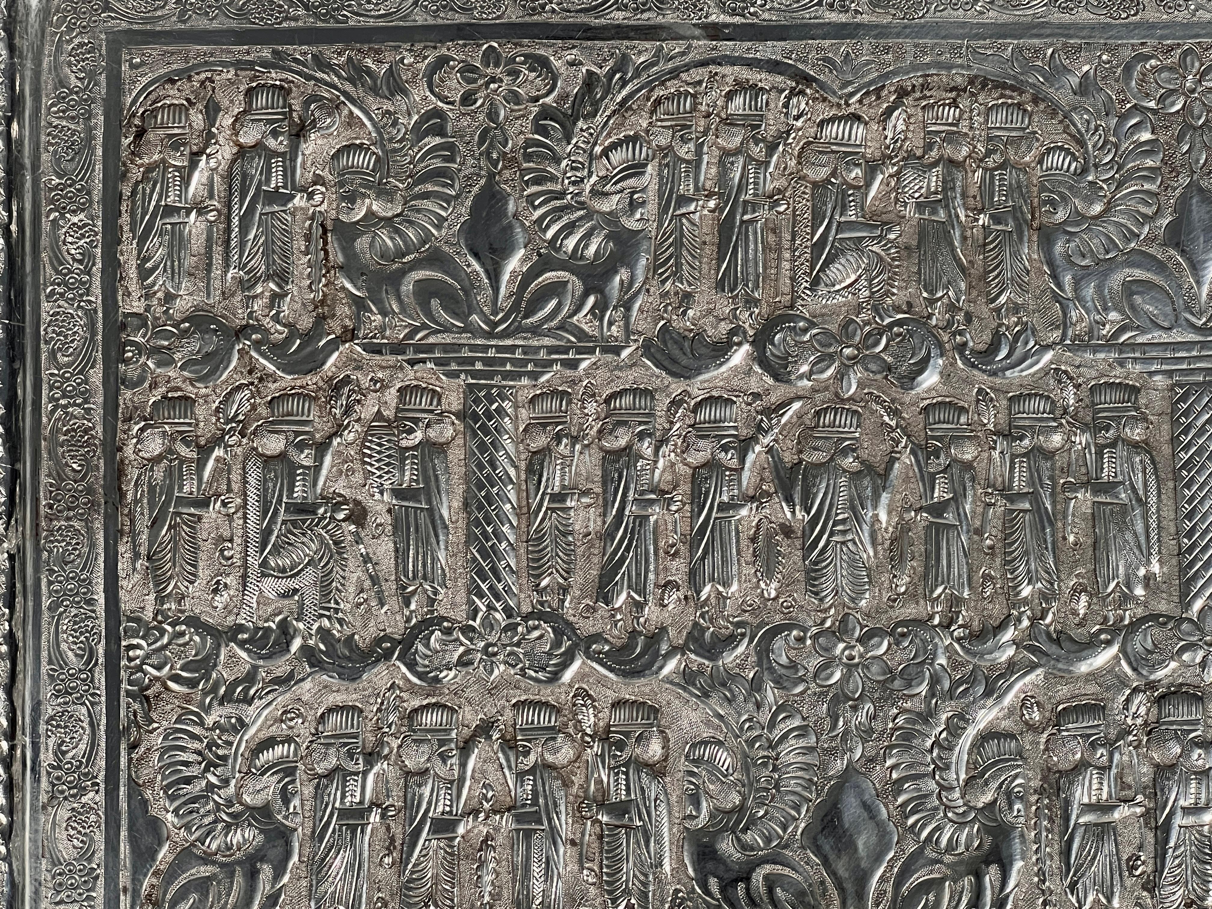 Plaque murale ou plateau de forme rectangulaire en argent massif de la Perse d'Ispahan du milieu du XXe siècle. Il s'agit d'une œuvre d'art étonnante. Le plateau comporte également le nom de l'artiste, ce qui ajoute une touche personnelle et met en