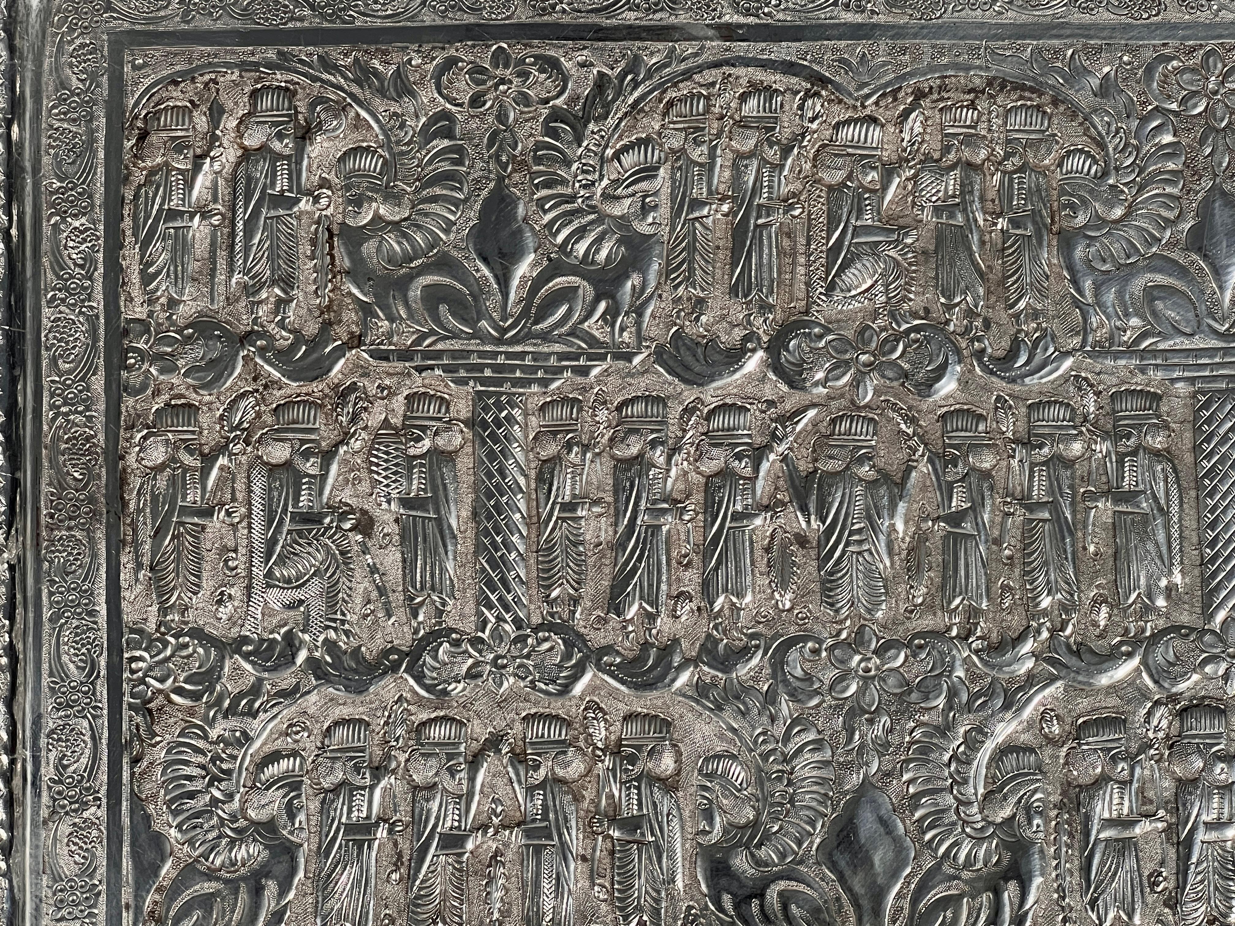 Placa o bandeja mural persa de plata maciza de Ispahán de mediados del siglo XX, de forma rectangular. Es una obra de arte impresionante. La bandeja también lleva el nombre del artista, lo que añade un toque personal y muestra su artesanía.

Uno de