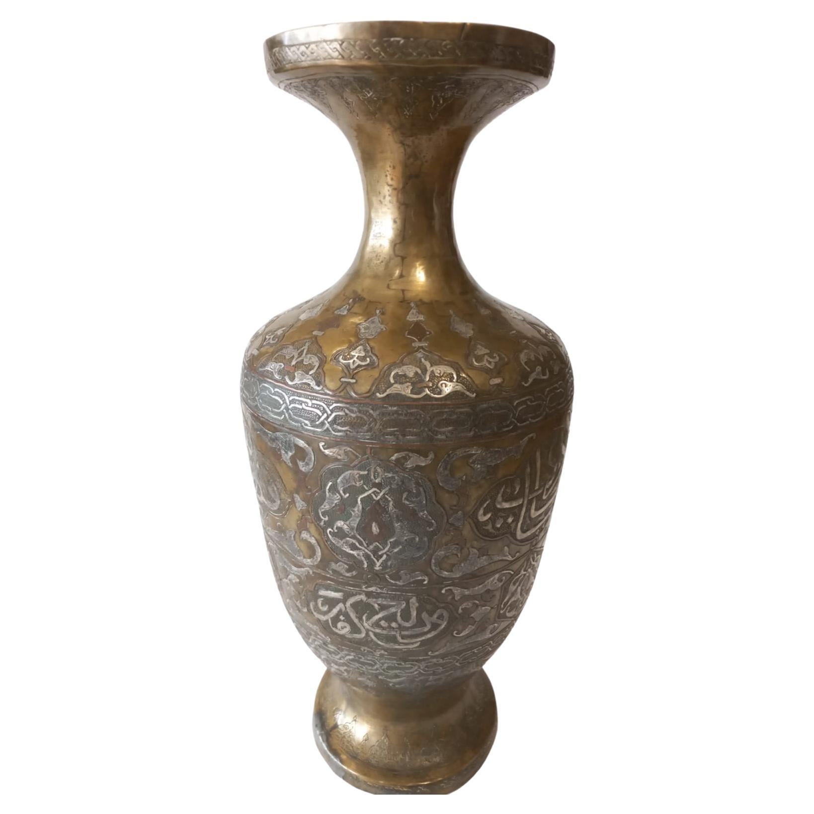 Raro vaso antico persiano islamico in ottone con intarsi in argento del XIX secolo