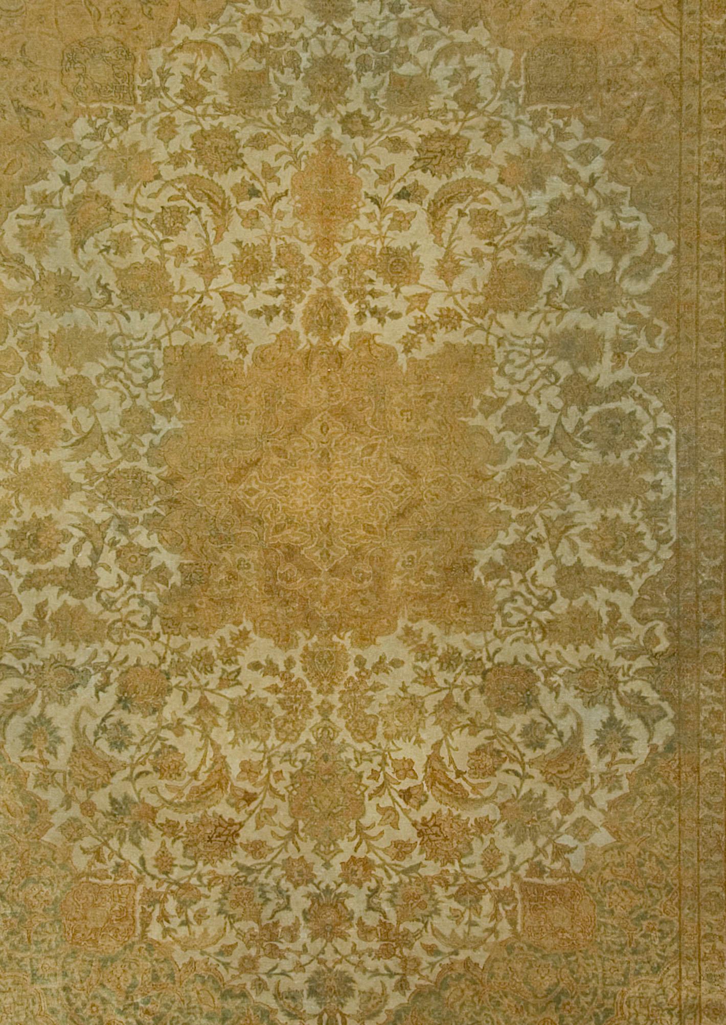 Antiker persischer Isphahan-Teppich, um 1900, Maße: 8'8 x 12'. Antiker persischer Isphahan-Teppich, um 1900. Seit Schah Abbas 1 (1587-1629) im kaiserlichen Palast Webstühle zum Weben außergewöhnlicher Teppiche einrichtete, ist diese zentralpersische