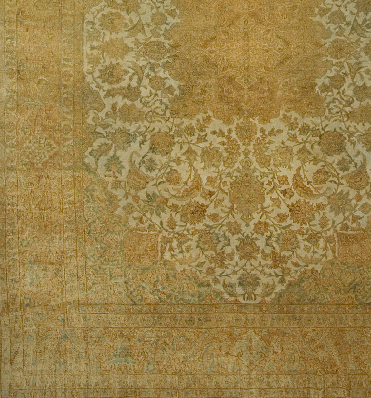 Noué à la main Tapis persan ancien d'Ispahan avec motifs anciens, vers 1900 en vente