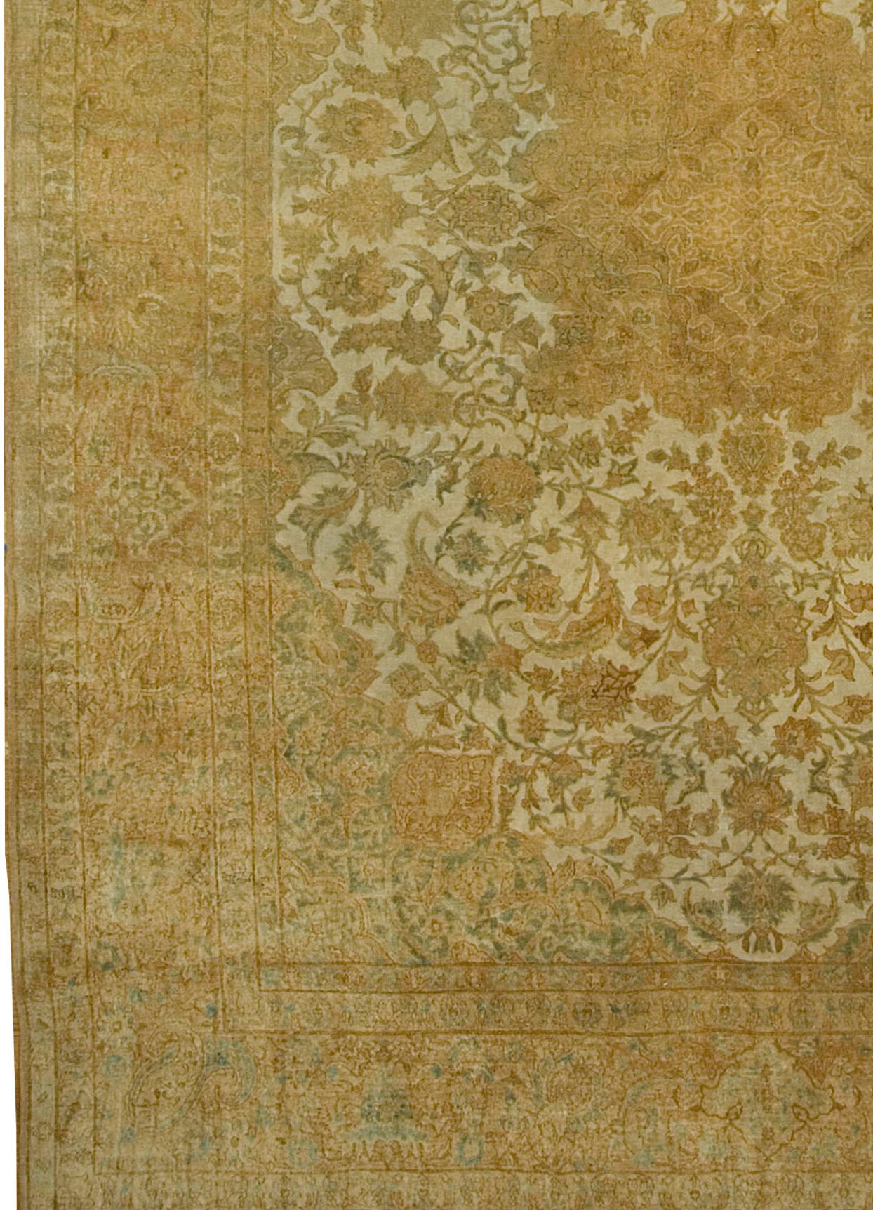 Antico tappeto persiano Isphahan, circa 1900 In condizioni buone in vendita a New York, NY