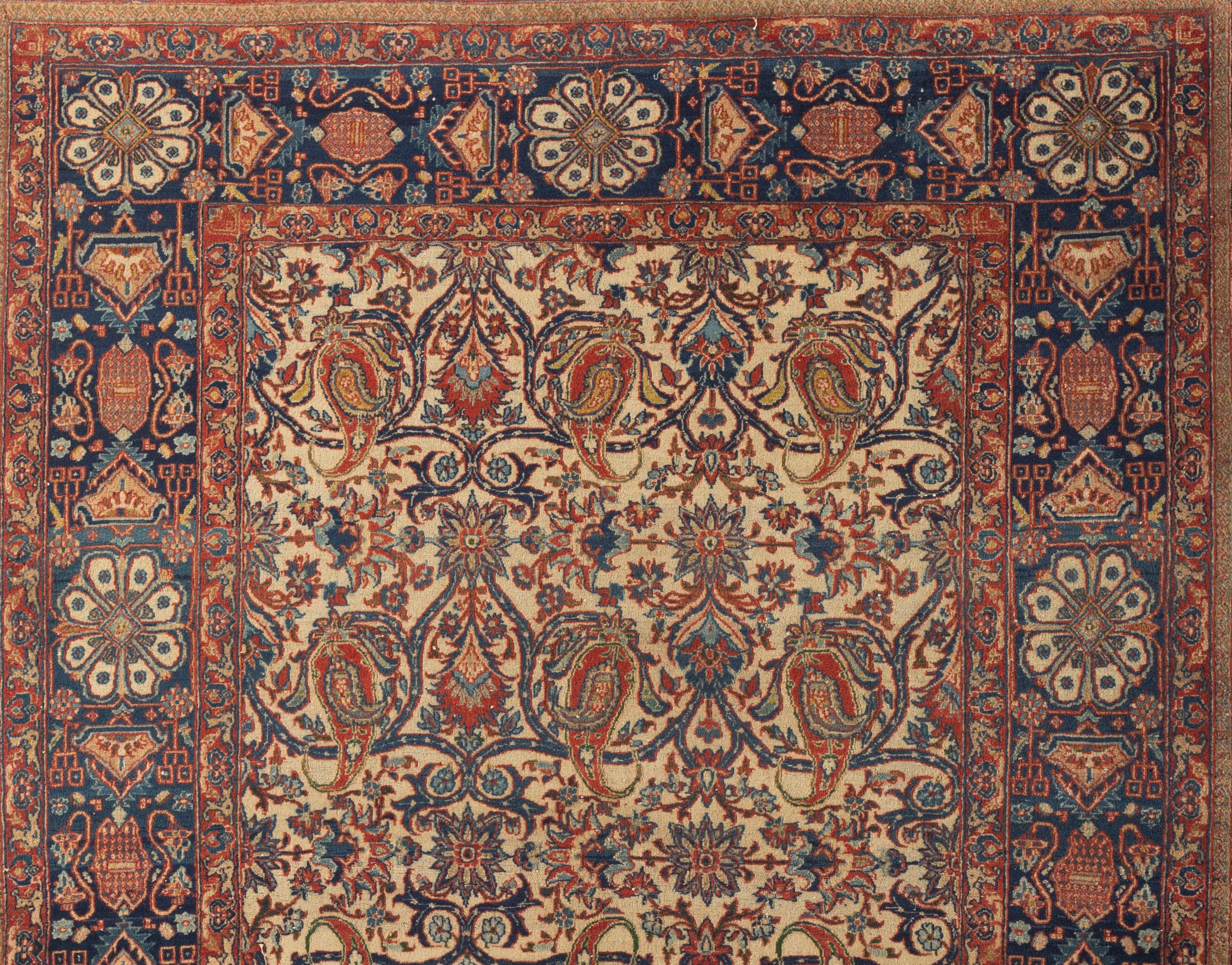 Tapis persan antique Isphahan, vers 1900. Un beau tapis persan Isphahan tissé à la main, réputé pour son art superbe, son artisanat et l'excellence de ses matériaux. Le champ ouvert ivoire est plein de motifs floraux détaillés et est si bien