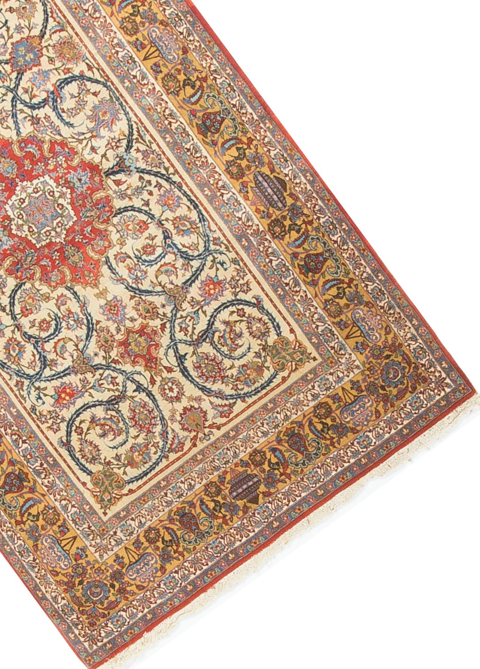 Ce joli petit tapis antique Isphahan a un fond ivoire avec un motif curviligne entourant un motif central rouge. Le tout entouré de multiples bordures en or et en ivoire.