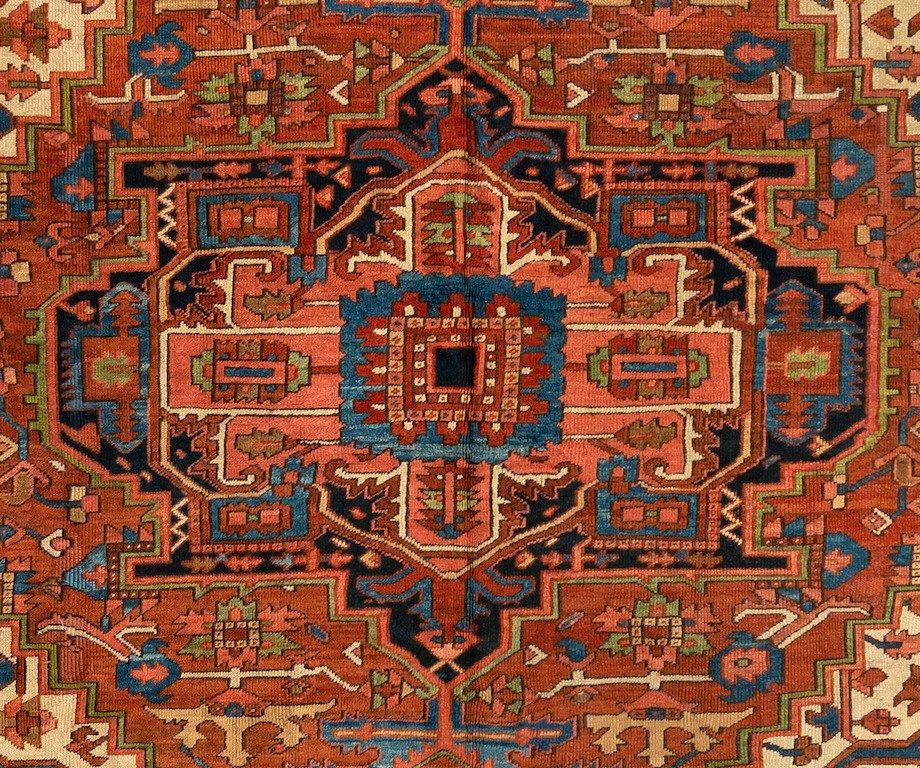 Las alfombras Heriz son una de las alfombras más famosas de Irán, por su estilo único y distinguible. Heriz es una ciudad situada en el noroeste de Irán, cerca de la ciudad de Tabriz, que es un importante centro de tejido de alfombras en Irán. Las