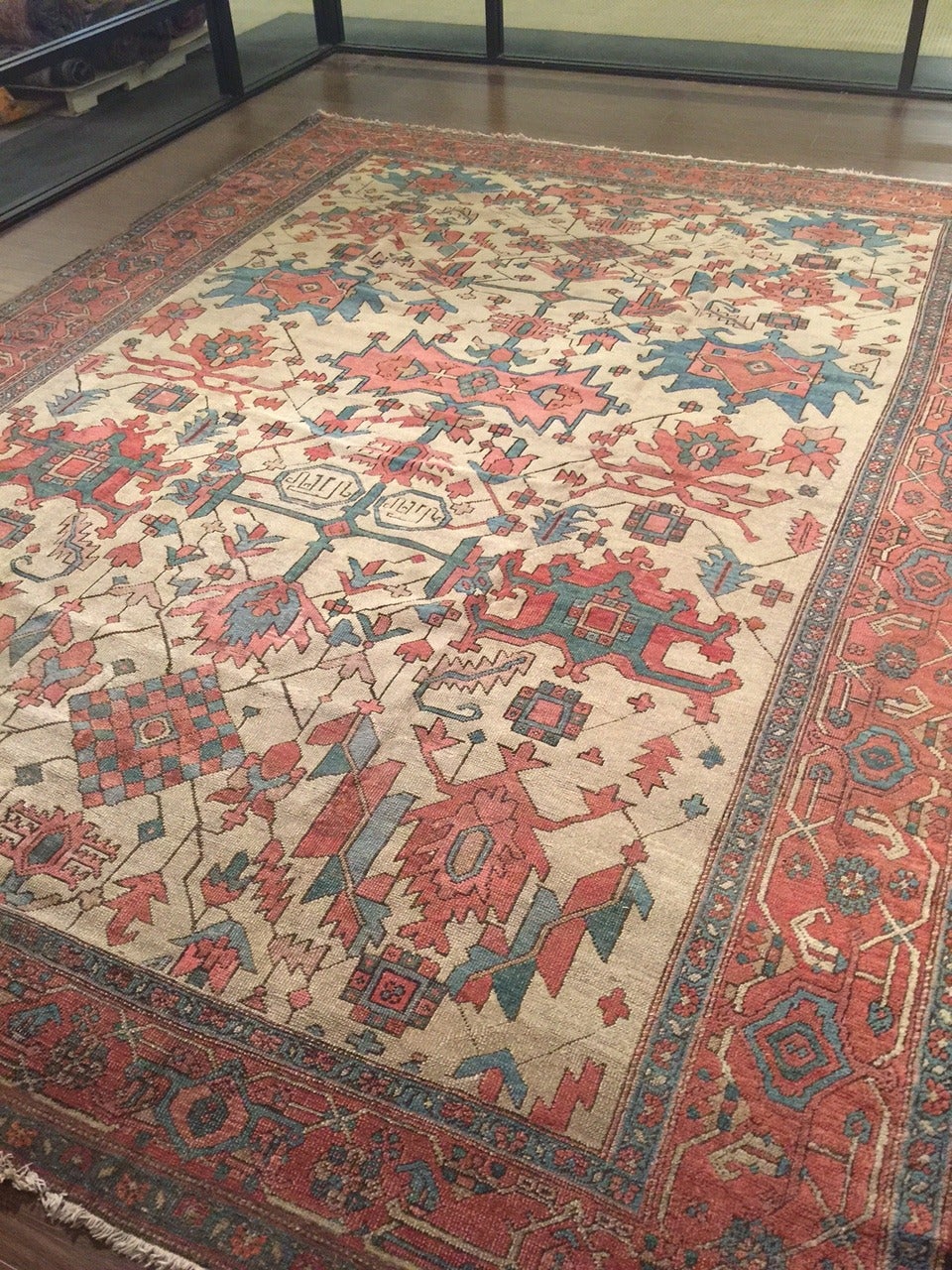 Antique Persian ivory Serapi rug, circa 1900. Serapi carpets are a quality designation for Heriz pieces of a firmer weave, shorter pile and finer quality. There is no village of Serapi among the thirty-odd towns in the Heriz weaving district.