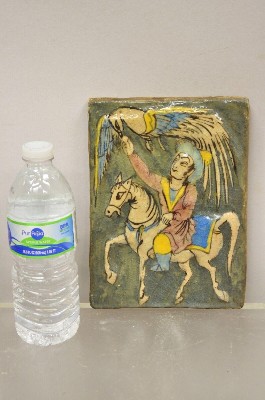 Ancienne poterie persane Iznik de style Qajar en carreaux de céramique cavalier et oiseau C4. L'objet présente une finition émaillée craquelée d'origine, une construction en poterie céramique lourde, des détails très impressionnants, un style et une