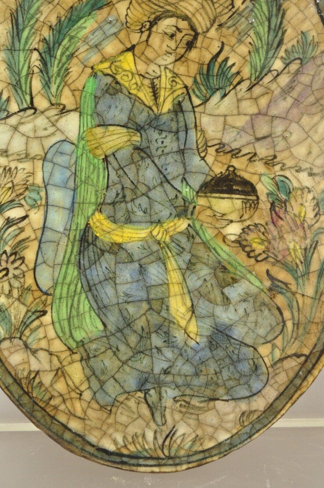 Antike persische kniende Frau aus Keramik im Iznik Qajar-Stil aus Kaukasische Keramik C3 im Zustand „Gut“ im Angebot in Philadelphia, PA
