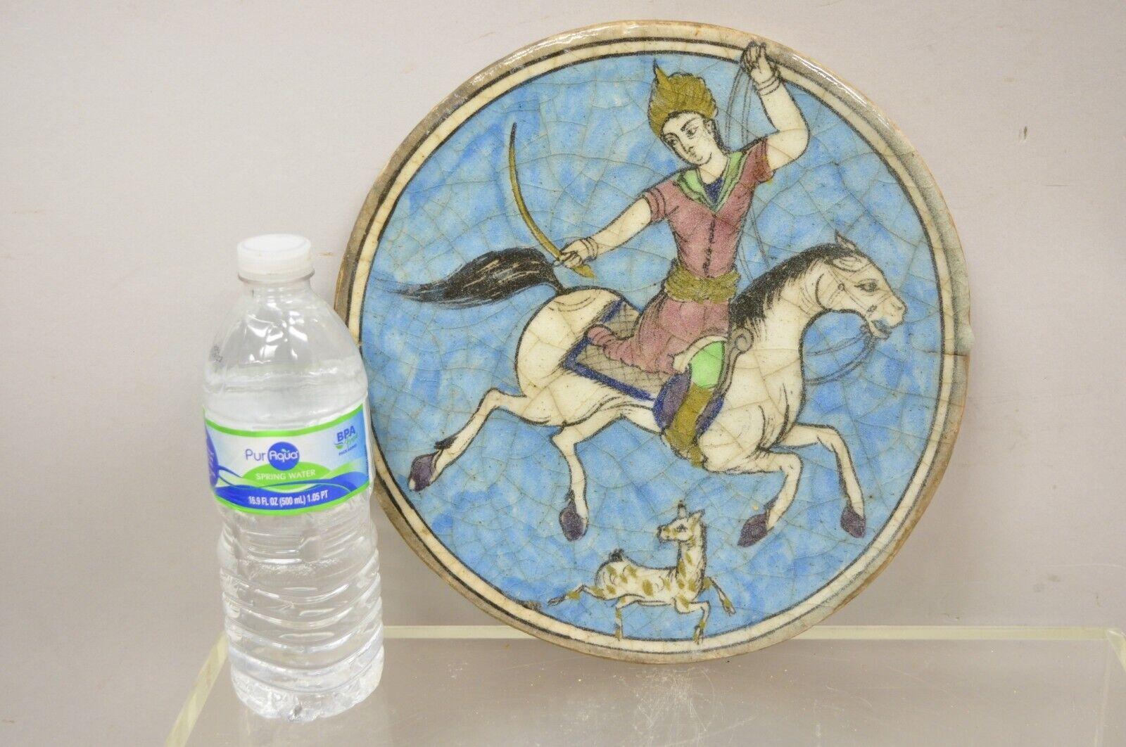 Antike persische Iznik Qajar Stil Keramik Keramik Runde Fliese blau Pferd Reiter C4. Der Artikel zeichnet sich durch eine originale Craquelé-Glasur, eine schwere Keramikkonstruktion, sehr beeindruckende Details und einen wunderbaren Stil und Form