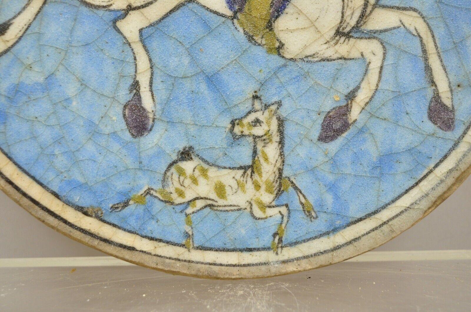 Antike persische Iznik Qajar-Keramik-Keramik-Töpferei im Qajar-Stil, runde Kachel, blaues Pferd, Reiter C4 im Angebot 1