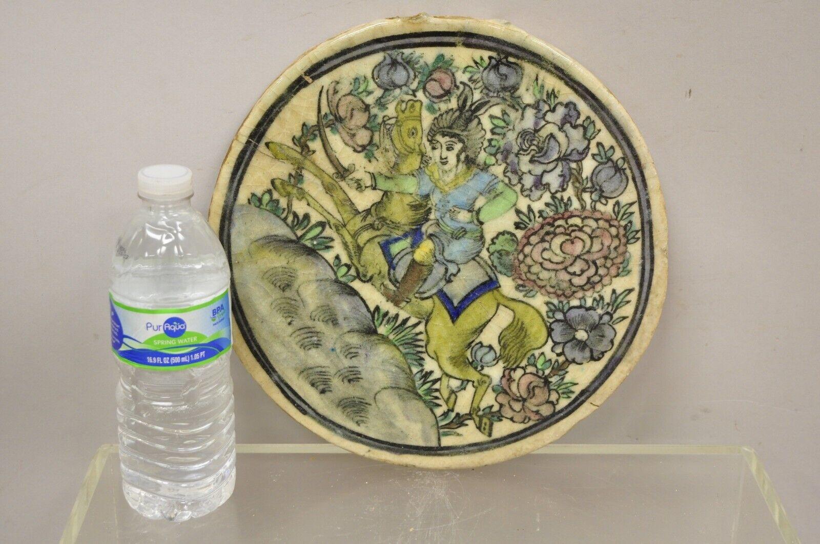 Antike persische Iznik Qajar Stil Keramik Keramik Runde Fliese Pferd mit Reiter C4. Der Artikel hat eine originale Craquelé-Glasur, eine schwere Keramikkonstruktion, sehr beeindruckende Details, einen wunderbaren Stil und eine schöne Form.