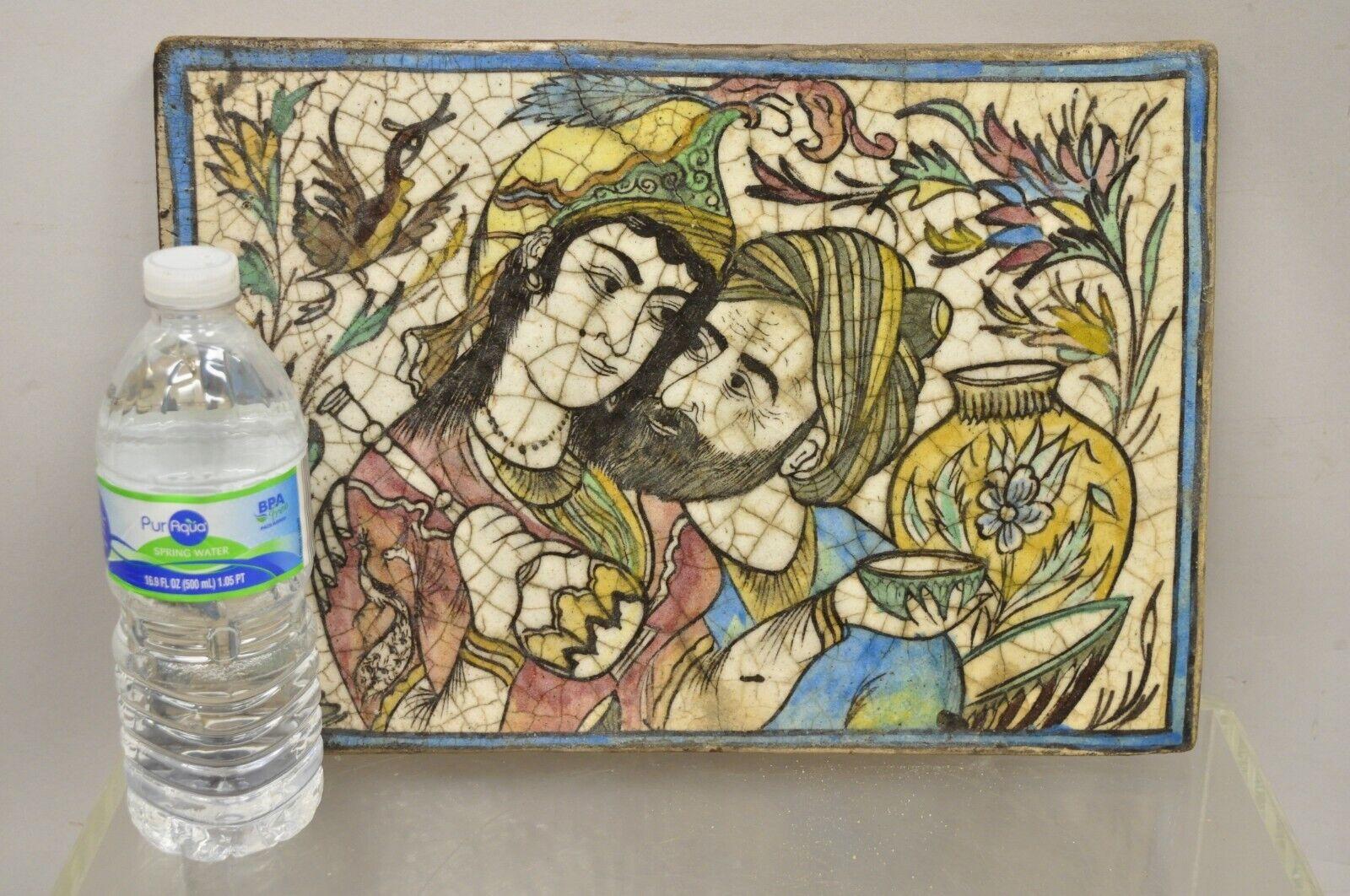 Antike persische Iznik Qajar-Stil Keramik Keramik horizontale Fliese bärtiger Mann und Frau C2. Der Artikel zeichnet sich durch eine originale Craquelé-Glasur, eine schwere Keramikkonstruktion, sehr beeindruckende Details, einen wunderbaren Stil und