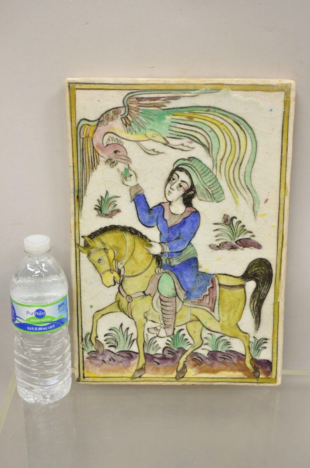 Antique Perse Iznik Qajar style grand carreau de céramique oiseau phoenix avec cheval et cavalier C1. Finition originale émaillée craquelée, construction en céramique lourde, détails très impressionnants, style et forme magnifiques. Idéal pour être