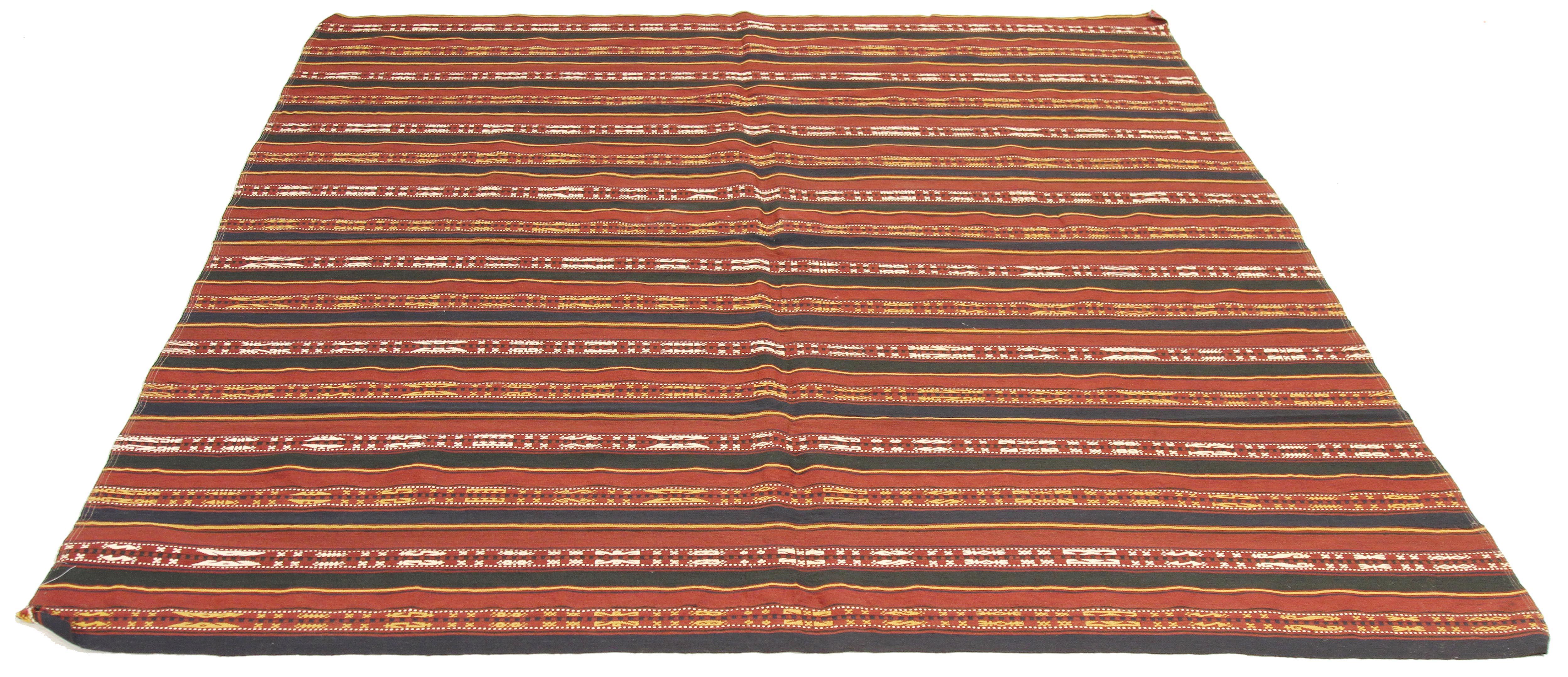 Antiker Perserteppich, handgewebt aus feinster Schafswolle und gefärbt mit natürlichen Pflanzenfarben, die für Menschen und Haustiere unbedenklich sind. Es handelt sich um ein traditionelles Jajim-Flachgewebe mit Tribal-Details auf farbigen
