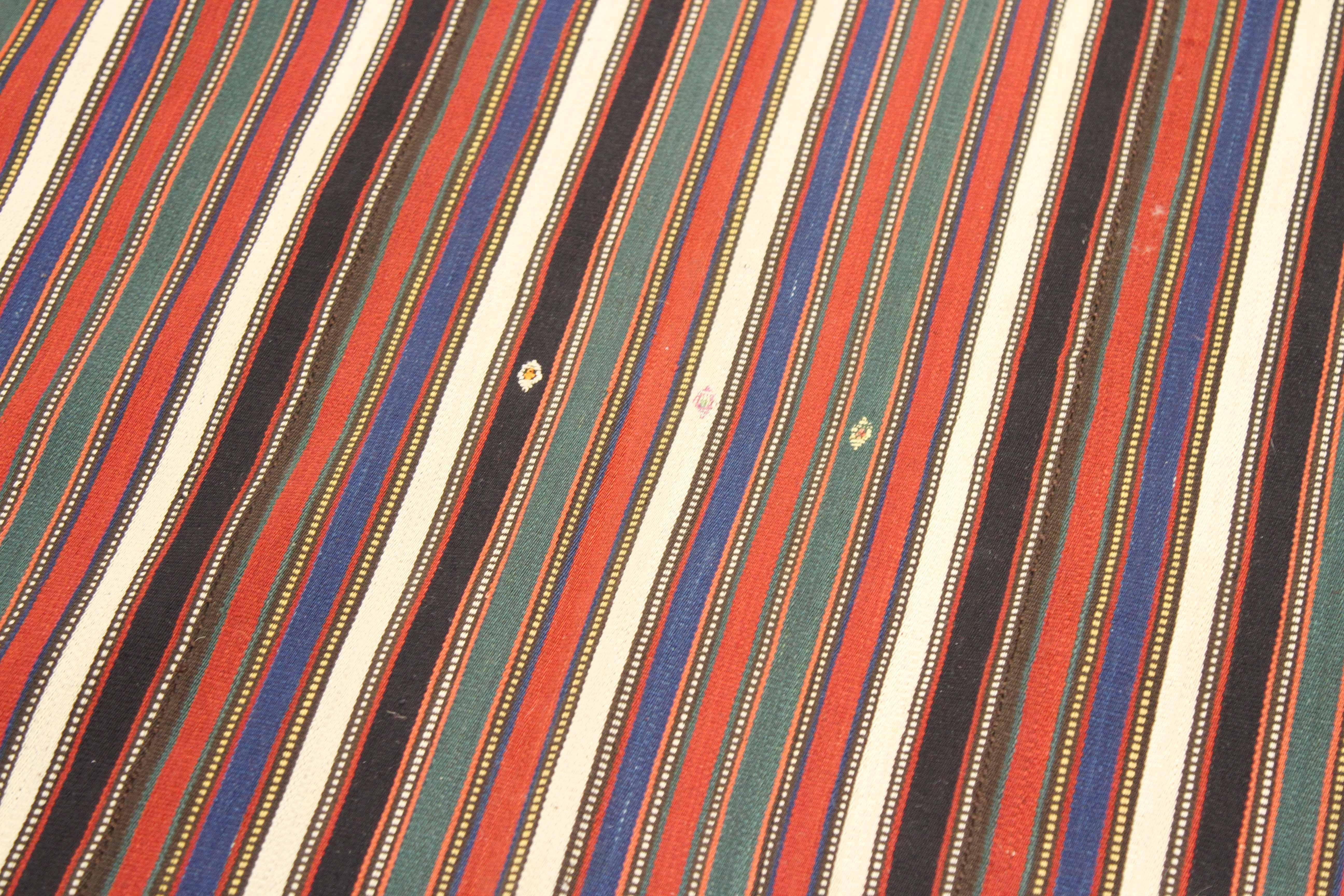 Antiker persischer Jajim Flachgewebe-Teppich mit grünen, roten und blauen Streifen (Persisch) im Angebot