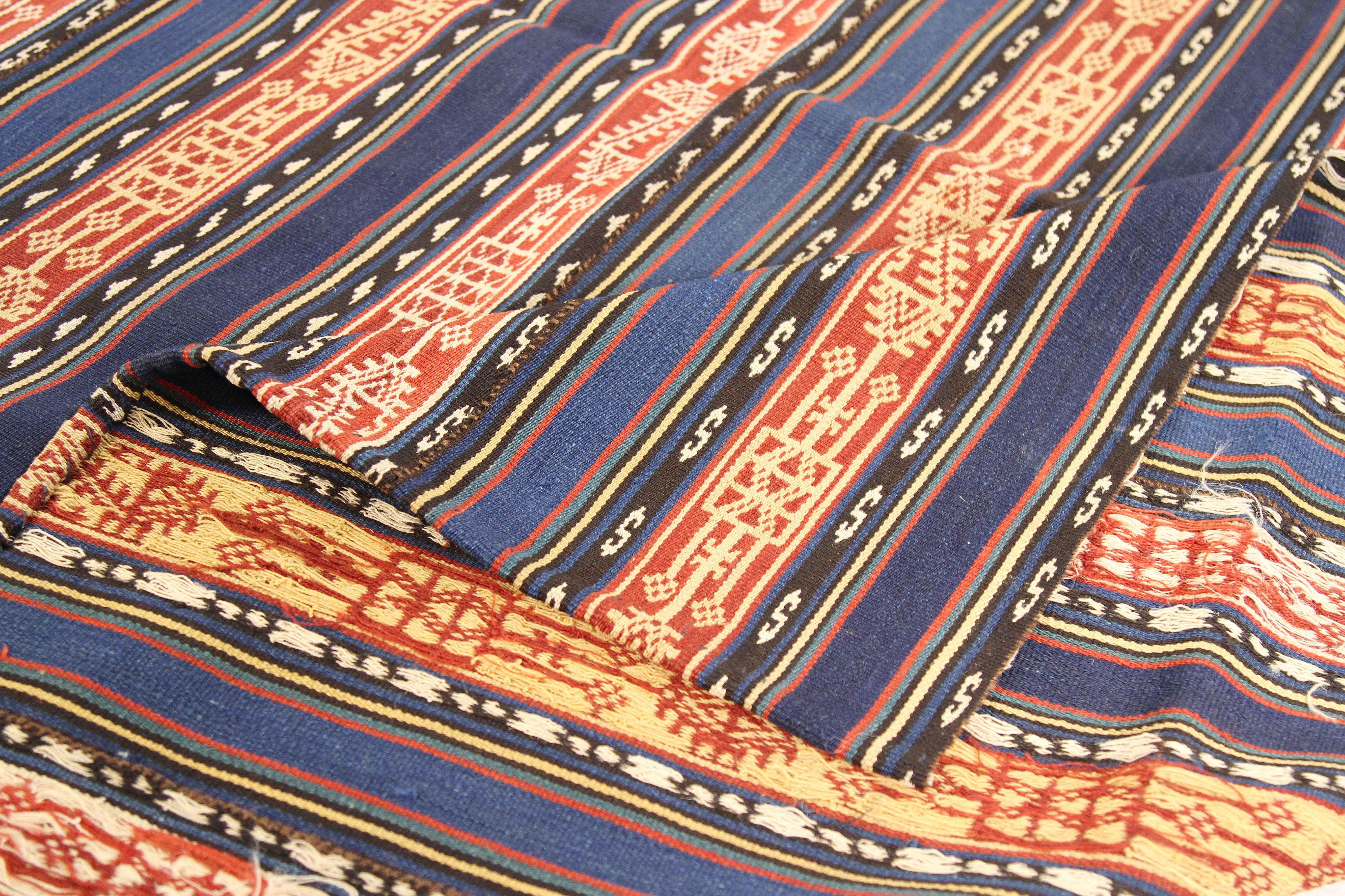 Antiker persischer Jajim-Flachgewebeteppich mit marineblauen & braunen Stammesstreifen (Kelim) im Angebot