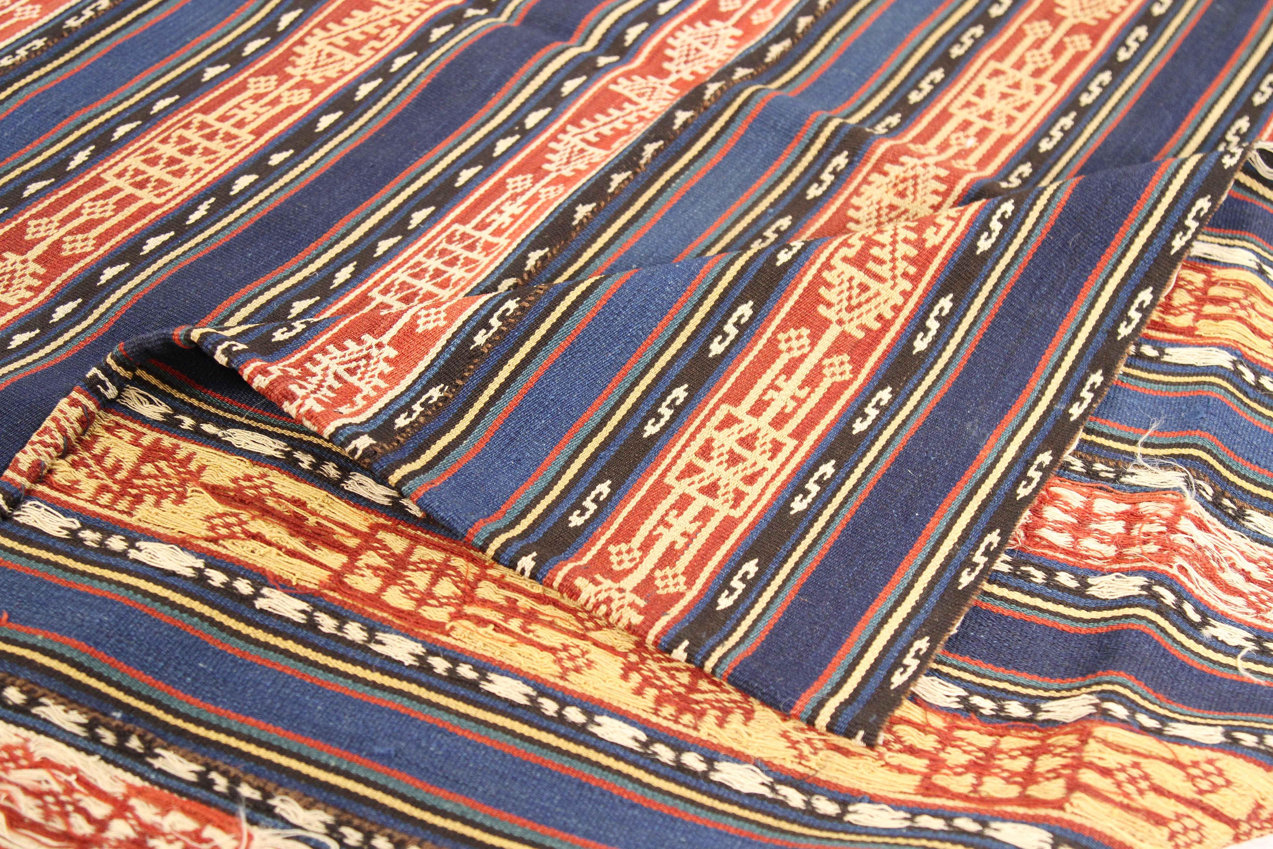 Antiker persischer Jajim-Flachgewebeteppich mit marineblauen und braunen Stammesstreifen (Kelim) im Angebot