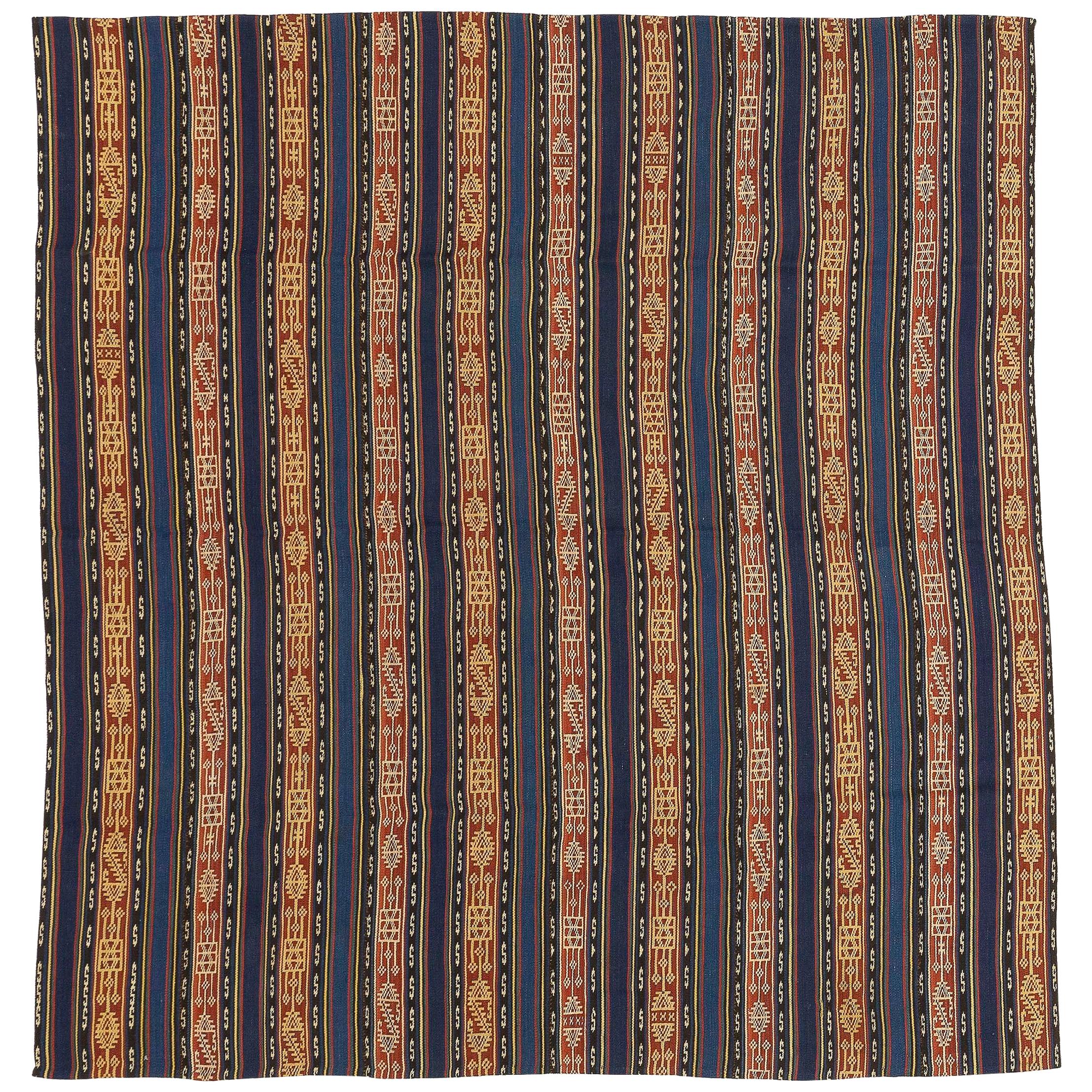 Antiker persischer Jajim-Flachgewebeteppich mit marineblauen & braunen Stammesstreifen im Angebot