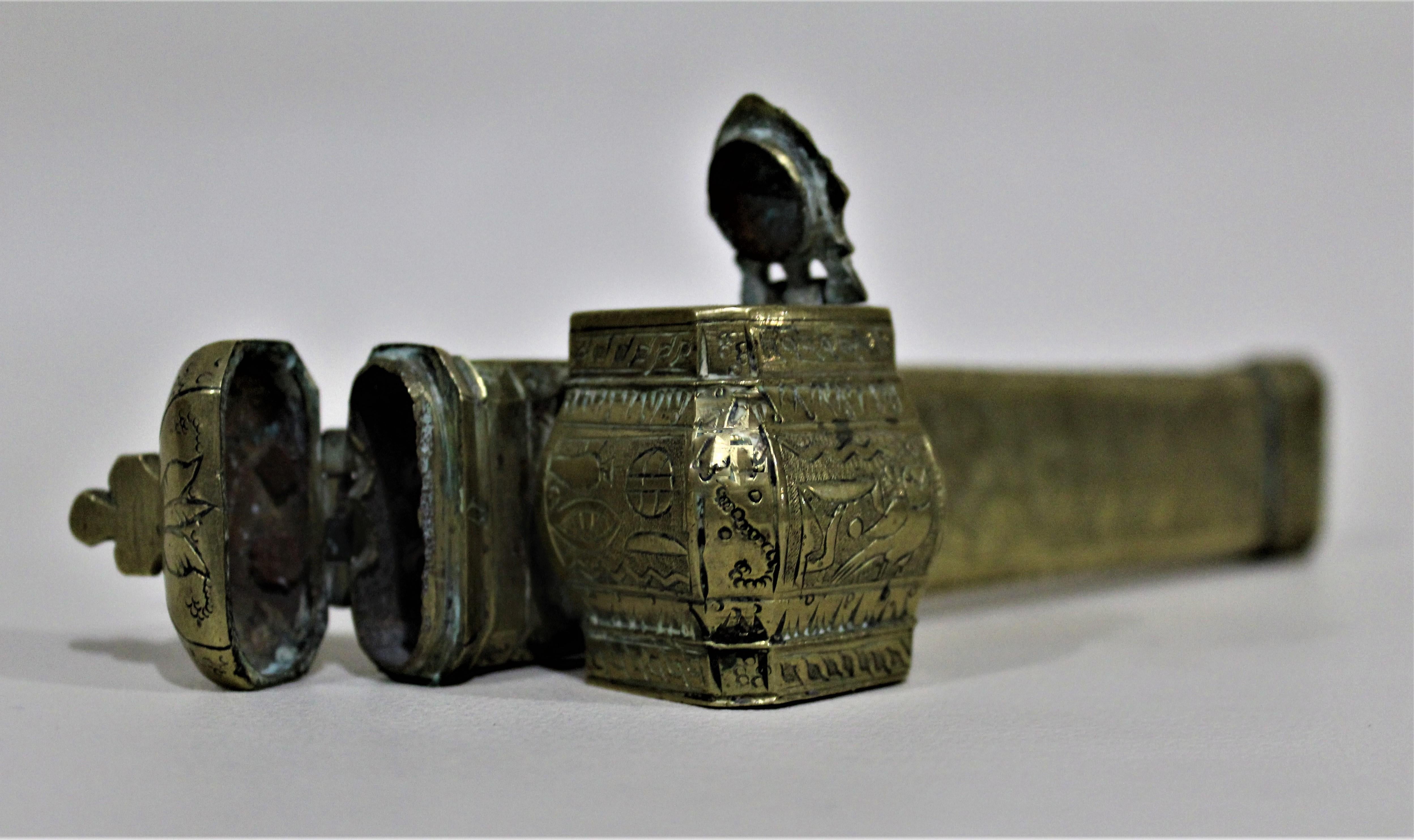 Antike, gravierte, persische, japanische und ägyptische Stiftetui-Tintenfass-Gefäß aus Messing (18. Jahrhundert und früher) im Angebot