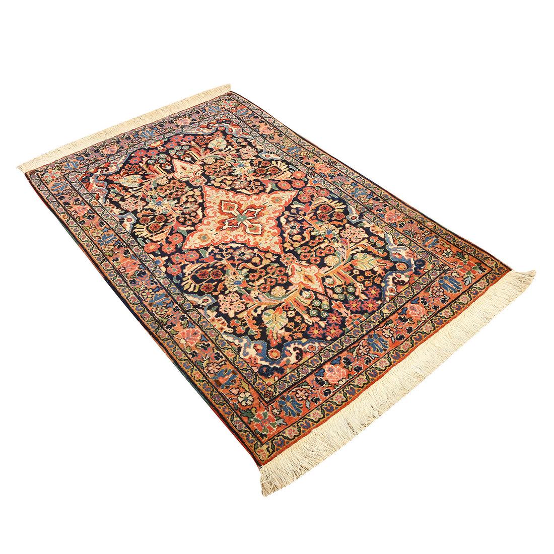 Josan-Teppiche sind eine Art von Perserteppich, der aus der Region Josan im Zentraliran in der Nähe der Stadt Isfahan stammt. Diese Teppiche sind bekannt für ihre aufwändigen Designs, ihre hochwertige Verarbeitung und ihre leuchtenden Farben. Obwohl