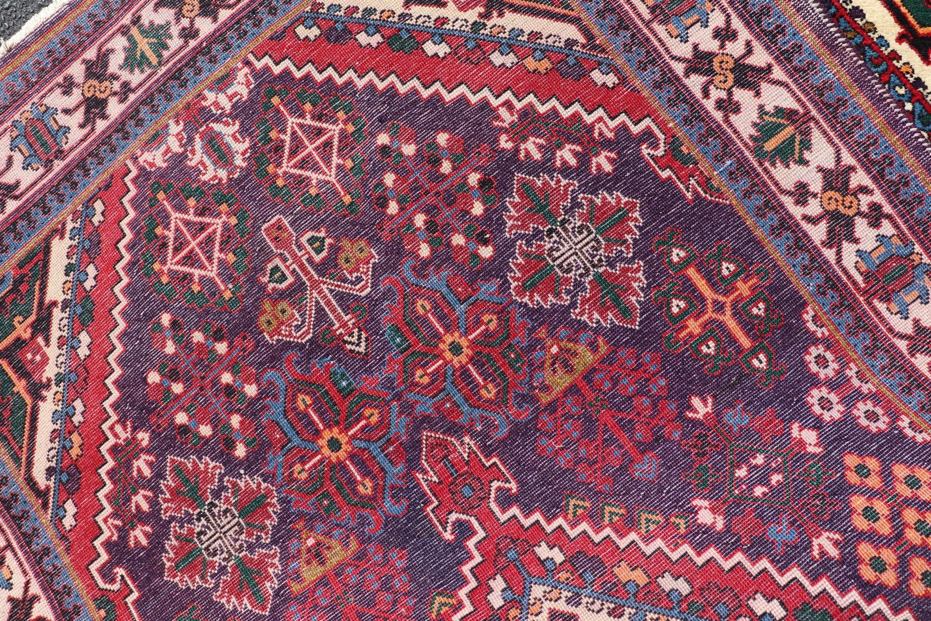 Tapis persan Joshaghan antique avec médaillons en diamant en rouge profond 3'5 x 10'6 en vente 2