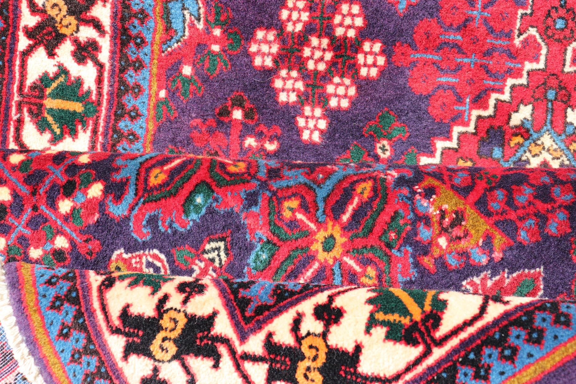 Tapis persan Joshaghan antique avec médaillons en diamant en rouge profond 3'5 x 10'6 en vente 3