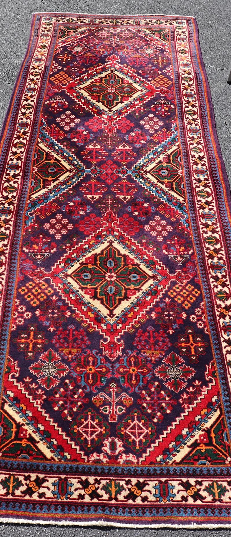 Tapis persan Joshaghan antique avec médaillons en diamant en rouge profond 3'5 x 10'6 en vente 4