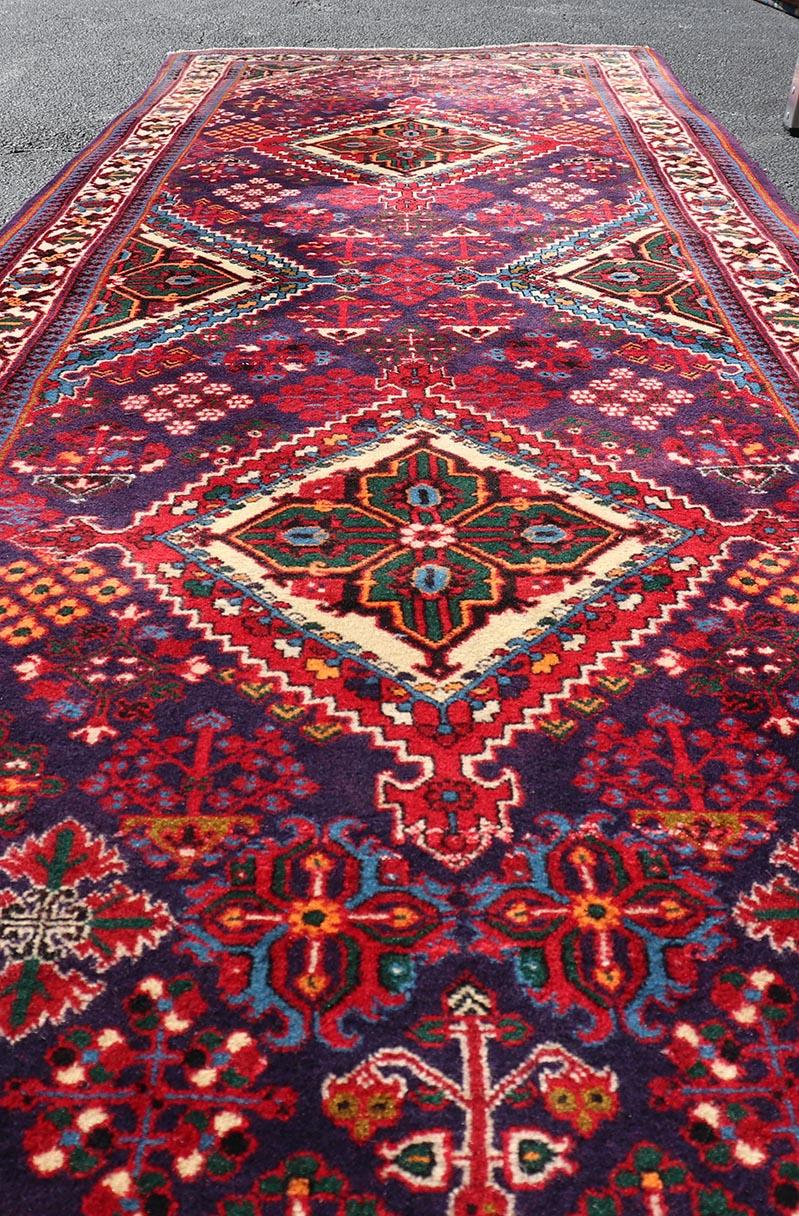 Mesures : 3'5 x 10'6 

Ancien tapis persan Joshaghan avec médaillons en diamant en rouge profond 3'5 x 10'6. Keivan Woven Arts/ tapis/B25-1006-189, pays d'origine / type : Iran / CIRCA, circa 1930.

Ancien chemin de table persan Joshaghan présentant