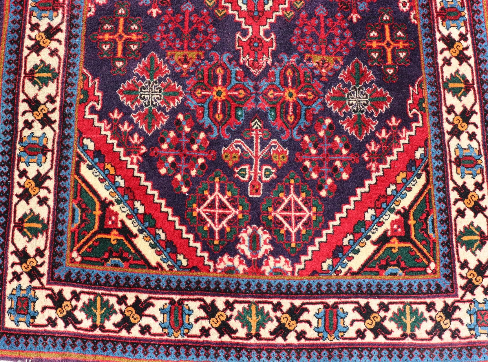 Tabriz Tapis persan Joshaghan antique avec médaillons en diamant en rouge profond 3'5 x 10'6 en vente