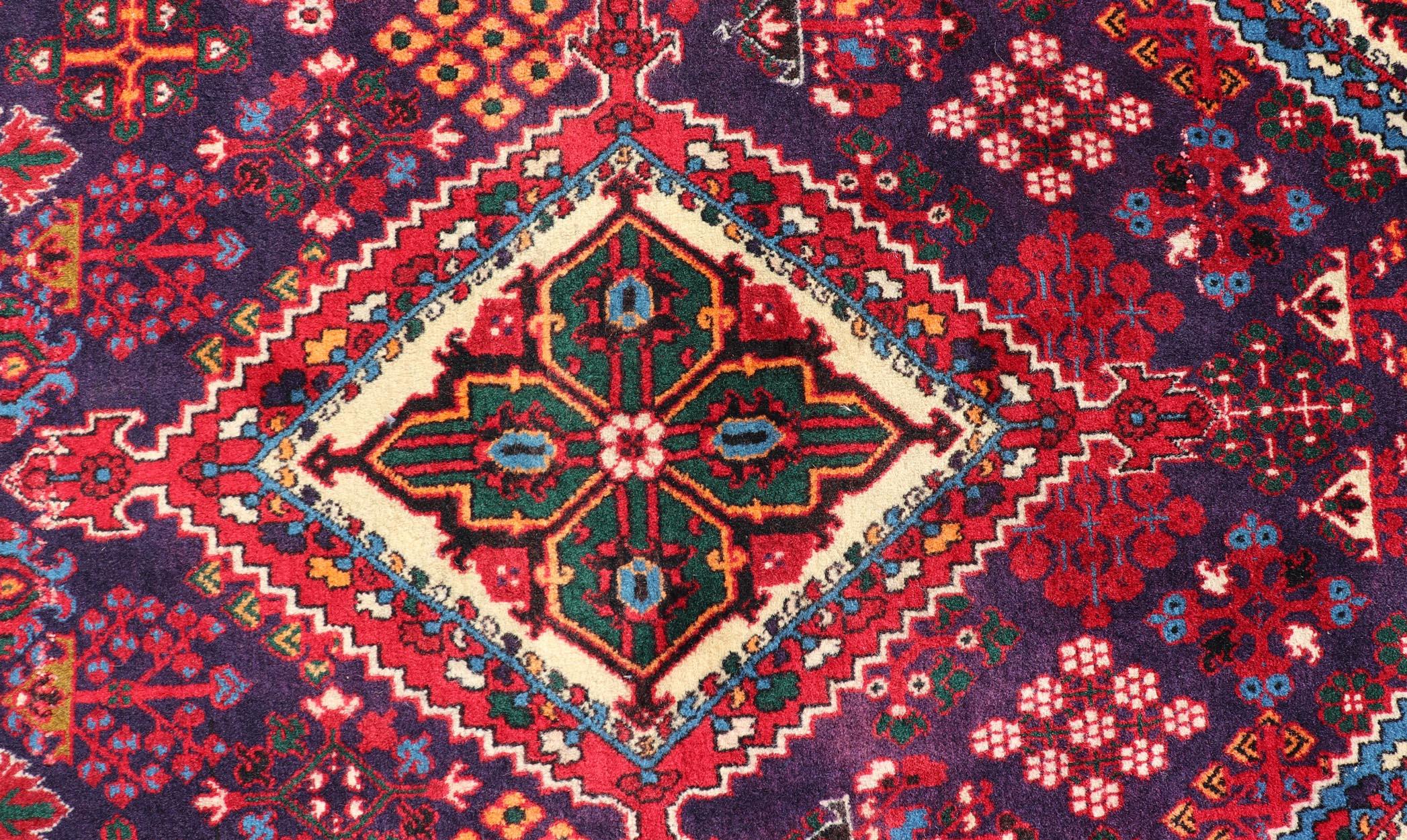 Perse Tapis persan Joshaghan antique avec médaillons en diamant en rouge profond 3'5 x 10'6 en vente
