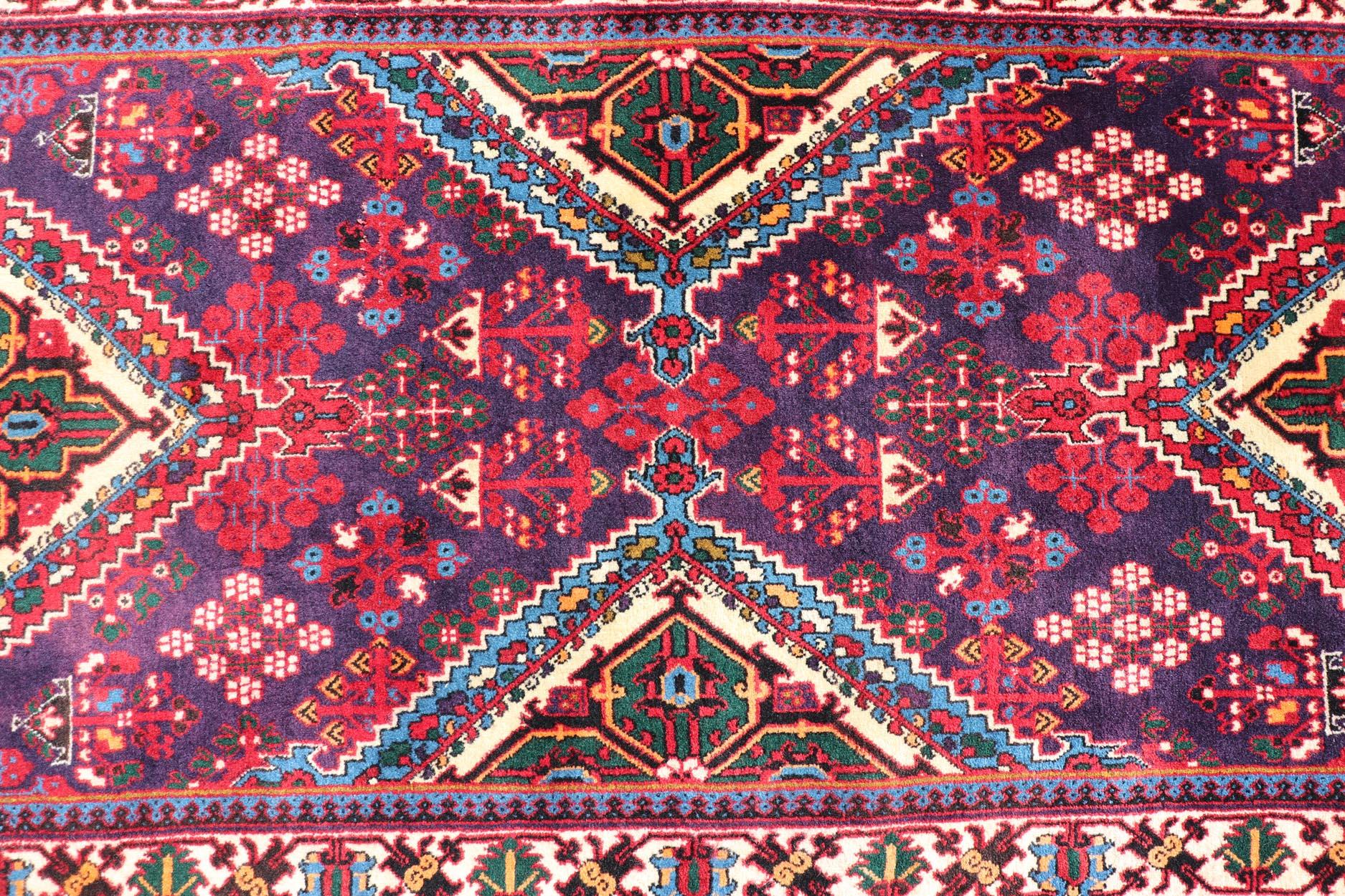 Noué à la main Tapis persan Joshaghan antique avec médaillons en diamant en rouge profond 3'5 x 10'6 en vente