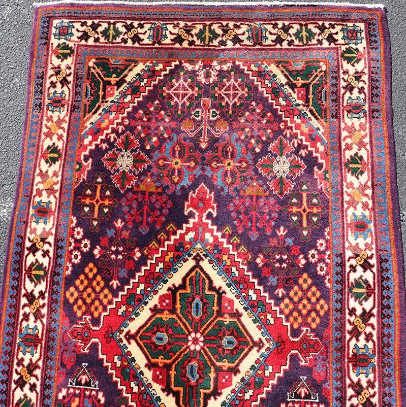 Tapis persan Joshaghan antique avec médaillons en diamant en rouge profond 3'5 x 10'6 Bon état - En vente à Atlanta, GA