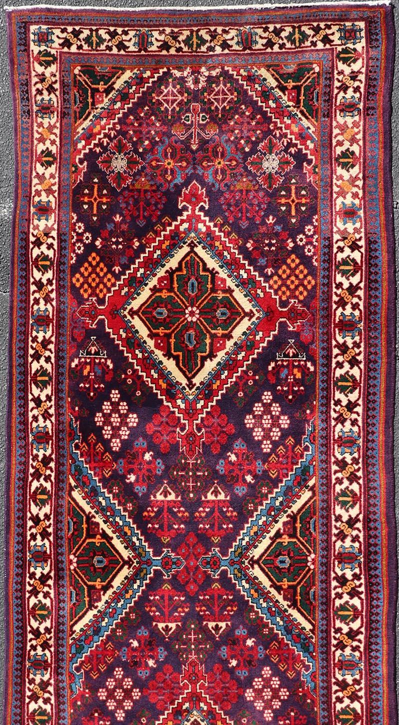 20ième siècle Tapis persan Joshaghan antique avec médaillons en diamant en rouge profond 3'5 x 10'6 en vente