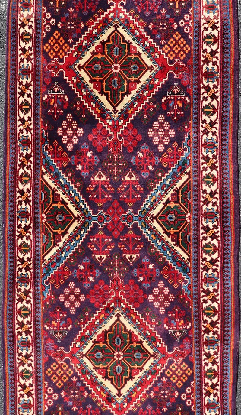 Laine Tapis persan Joshaghan antique avec médaillons en diamant en rouge profond 3'5 x 10'6 en vente