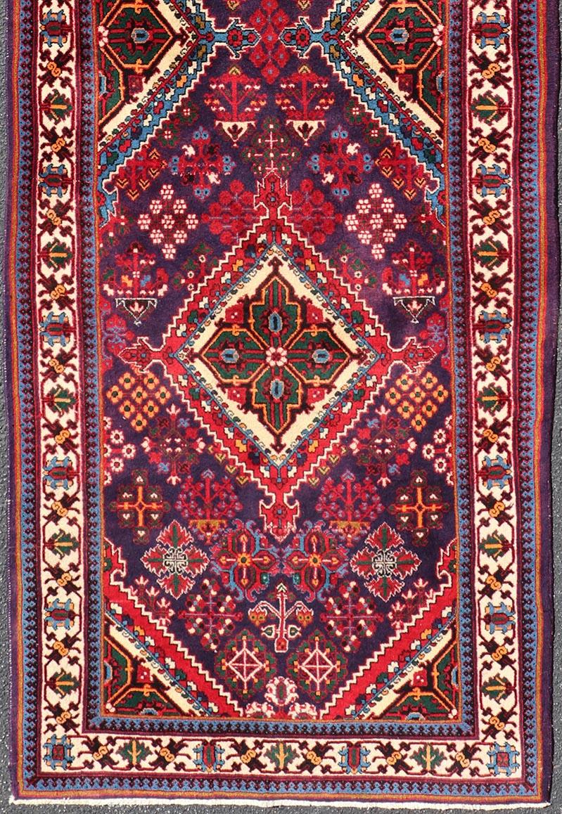 Tapis persan Joshaghan antique avec médaillons en diamant en rouge profond 3'5 x 10'6 en vente 1